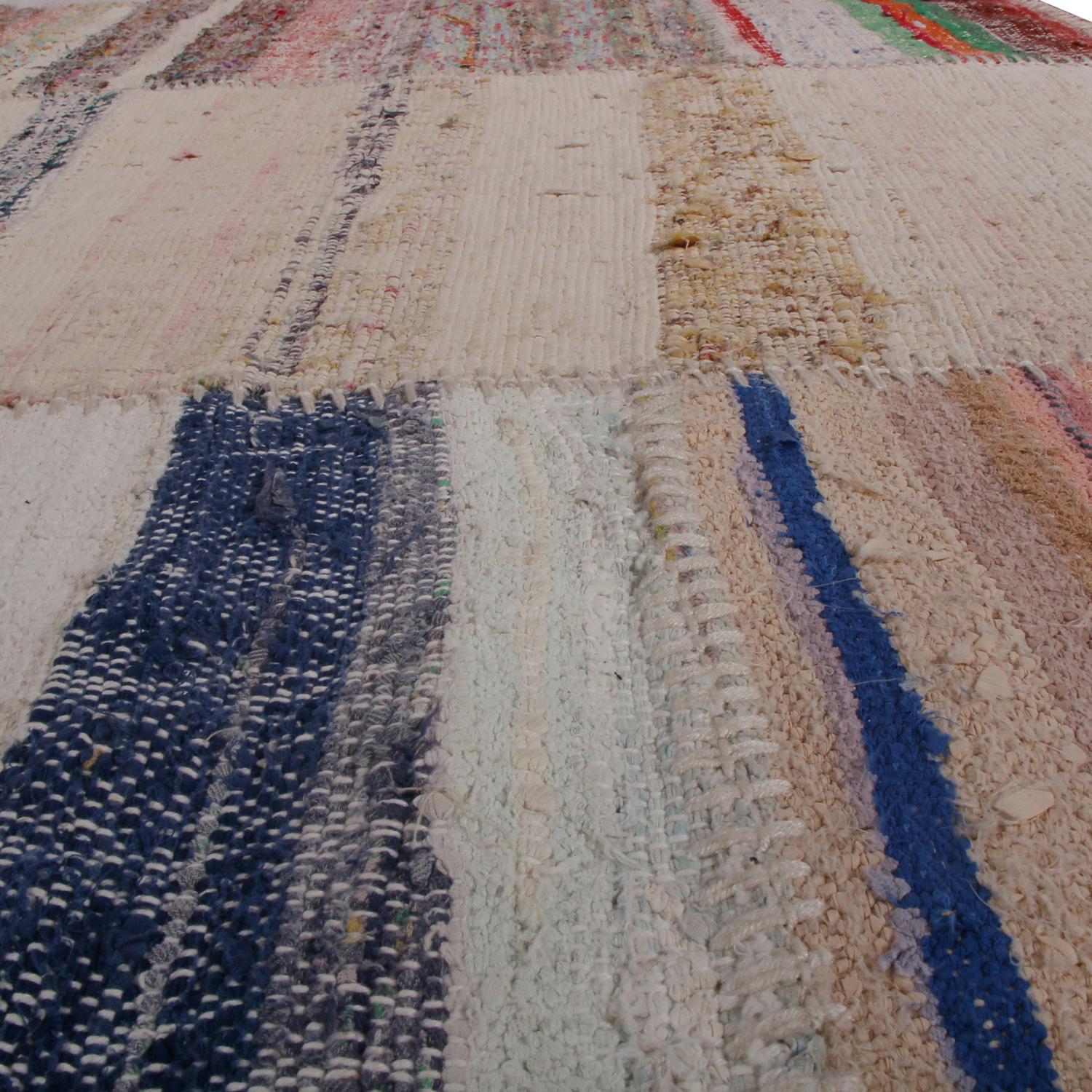 Tessuto a mano Rug & Kilim è un tappeto patchwork moderno e geometrico in lana colorata beige e marrone. in vendita