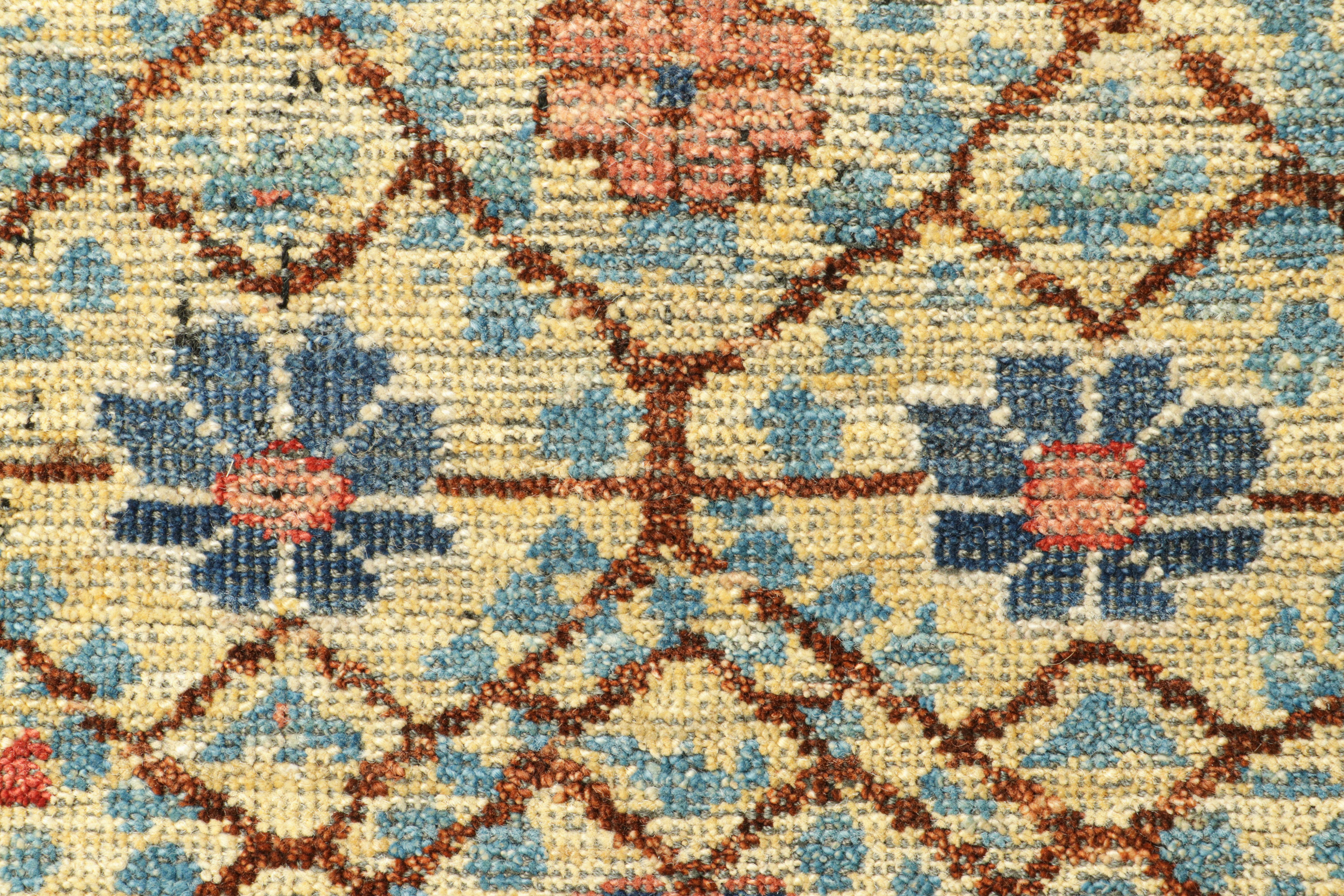 Indiano Tappeto persiano in stile Bakhtiari di Rug & Kilim in beige con motivi floreali colorati in vendita