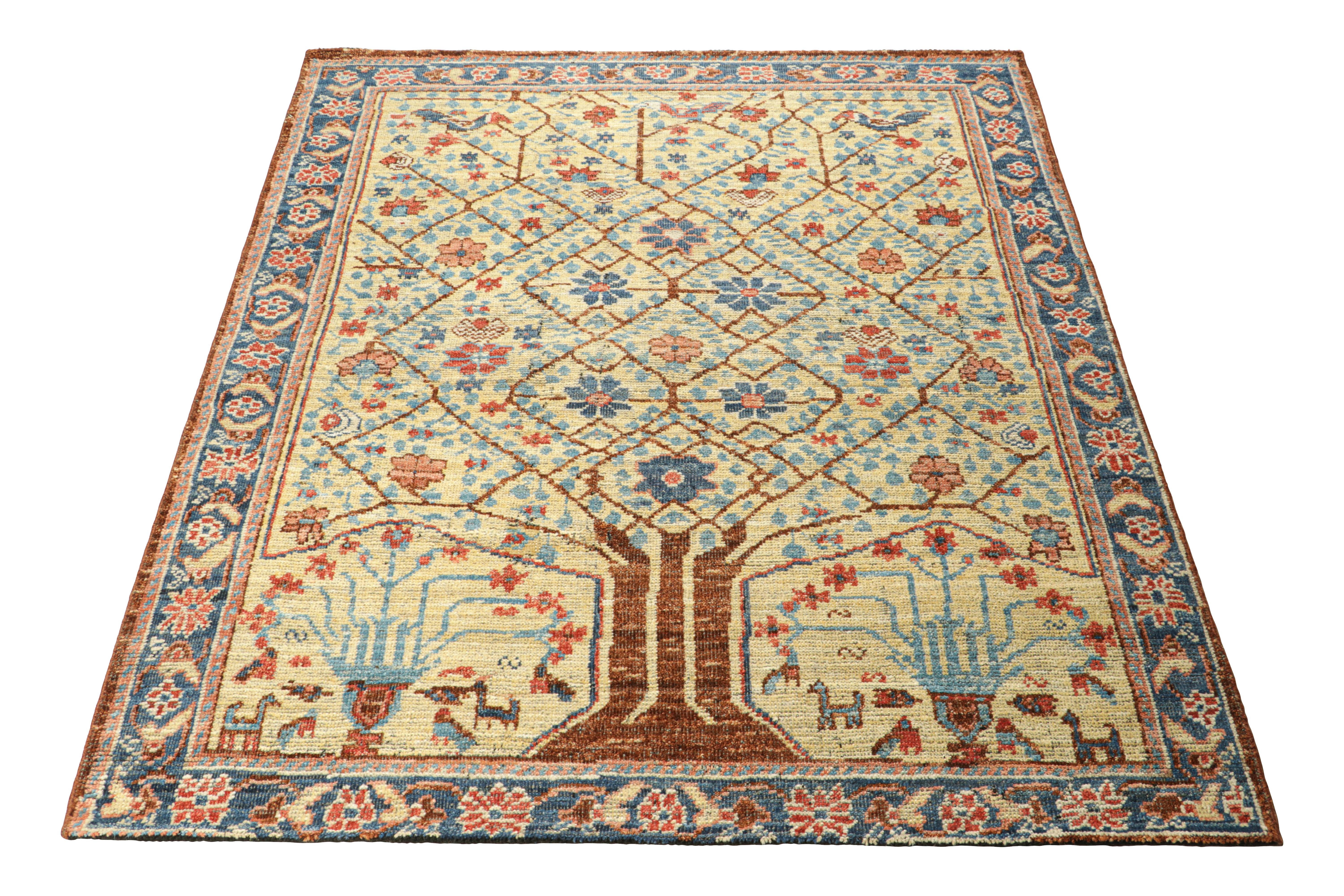Tappeto persiano in stile Bakhtiari di Rug & Kilim in beige con motivi floreali colorati In condizioni Nuovo in vendita a Long Island City, NY