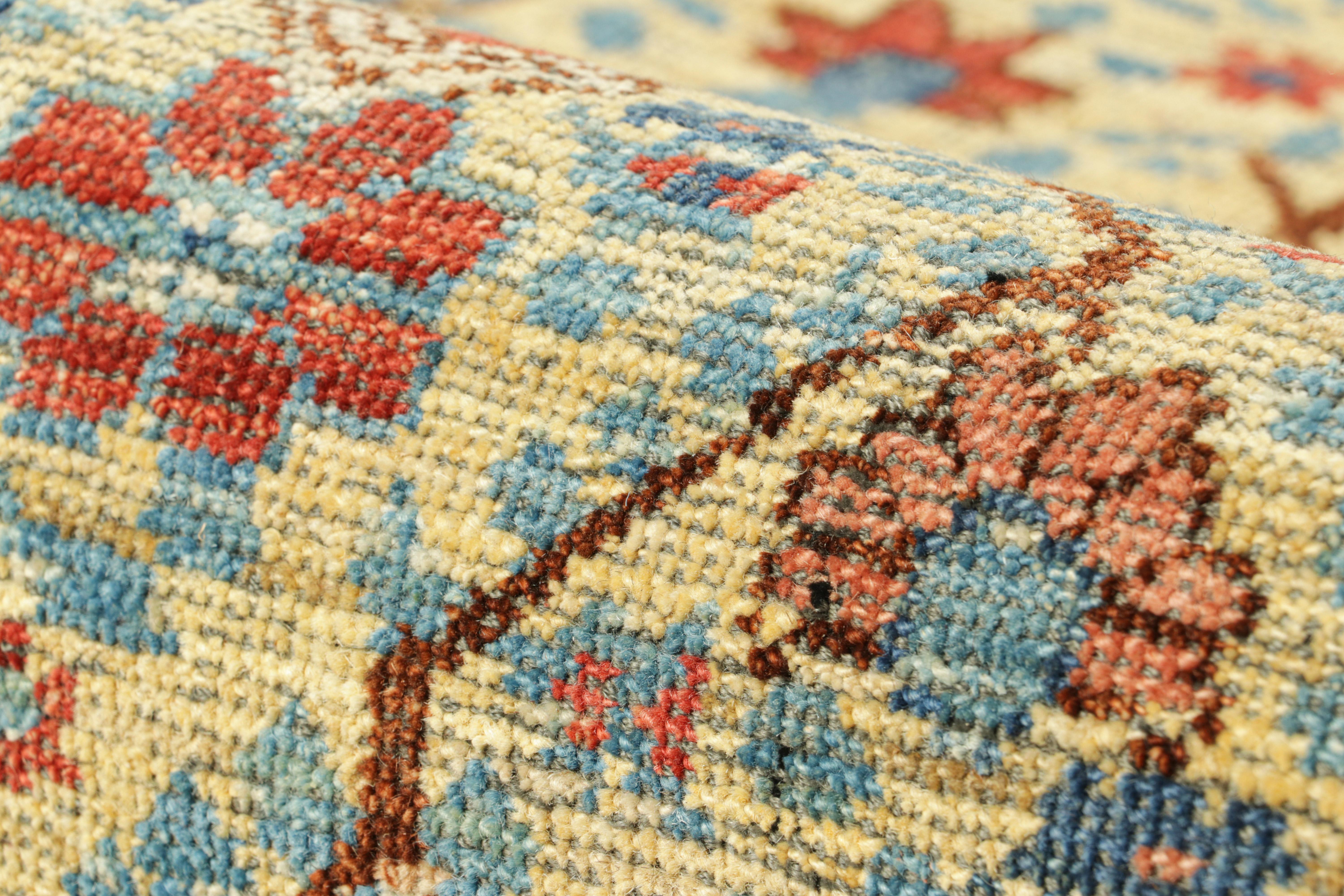 Tappeto persiano in stile Bakhtiari di Rug & Kilim in beige con motivi floreali colorati in vendita 1