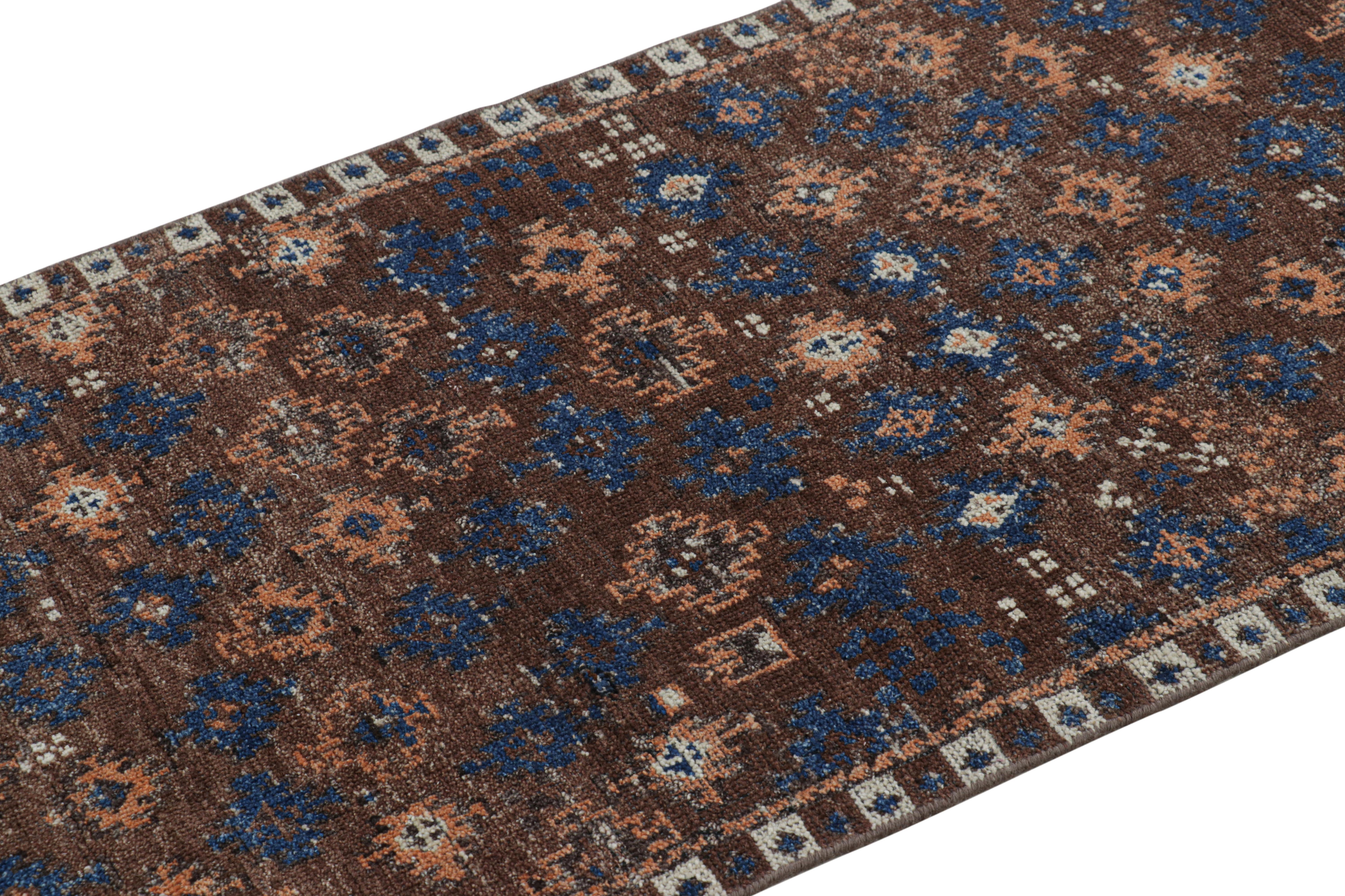 Dieser handgeknüpfte 2x6-Läufer aus einer speziellen Ghazni-Wollmischung ist eine kühne Neuheit in der klassischen Burano Collection'S von Rug & Kilim. Sein Design ist von antiken und alten persischen Belutsch-Läufern inspiriert, die aus dem