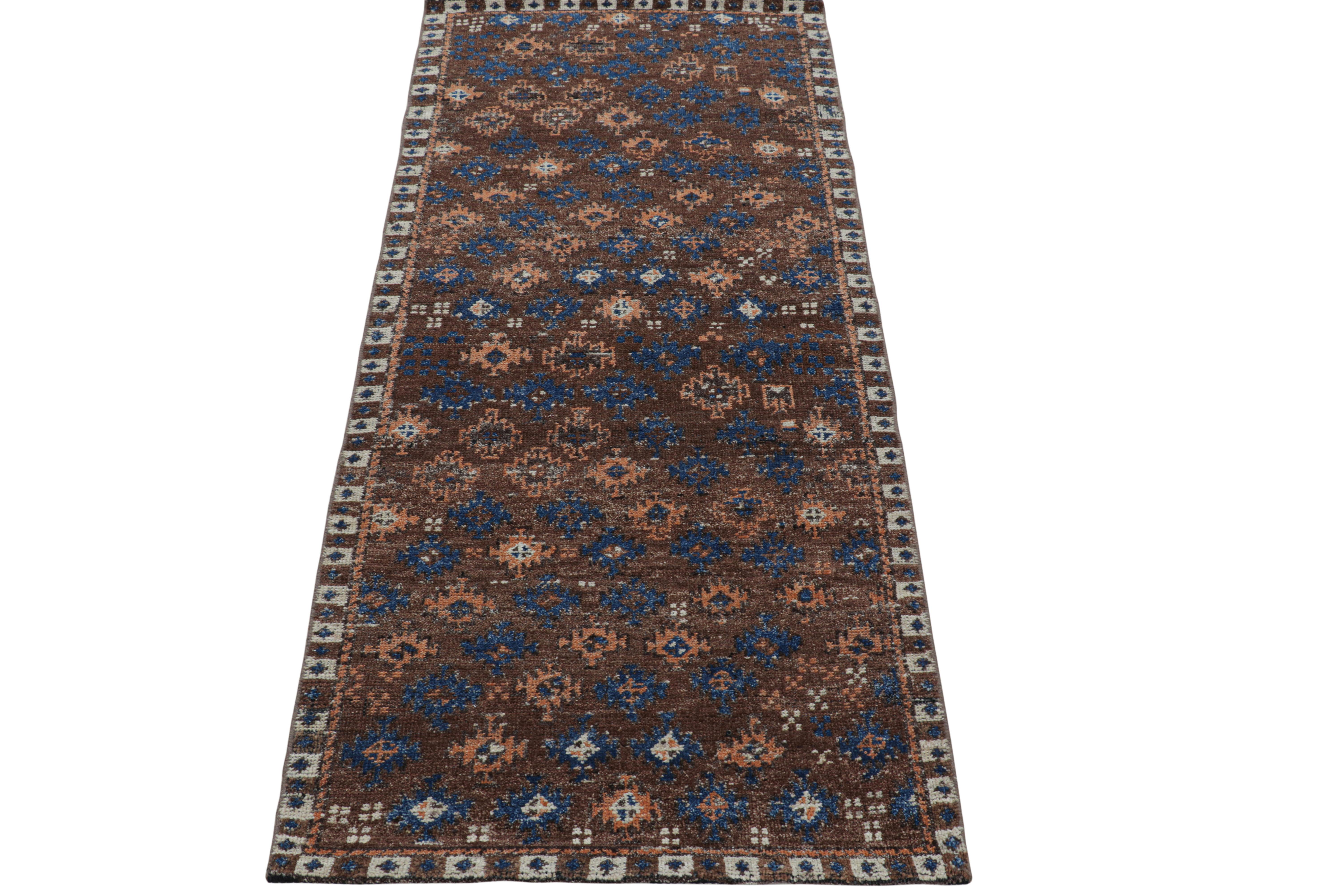 Rug & Kilim's Persischer Baluch Style Läufer in Brown mit geometrischen Mustern (Indisch) im Angebot