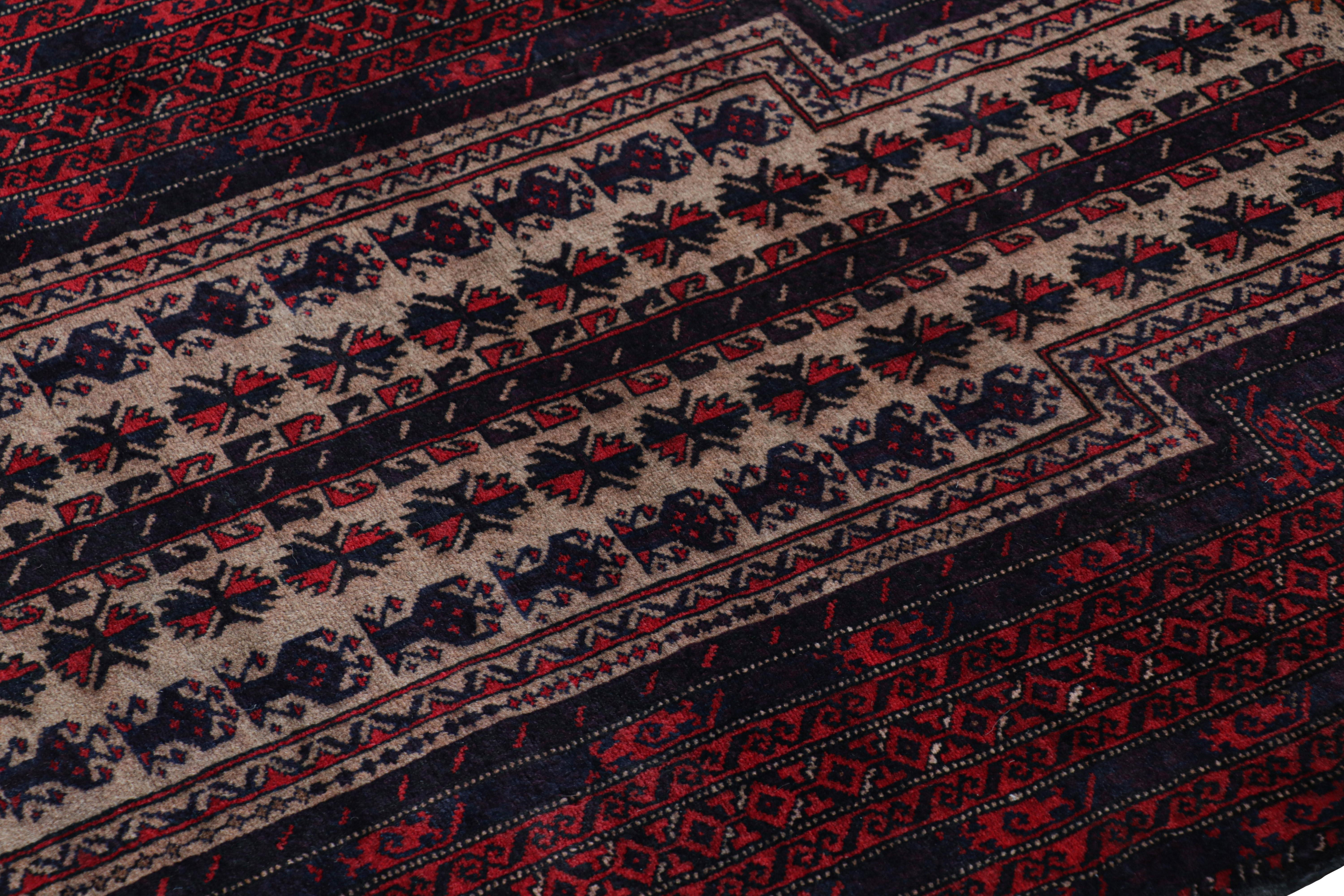 Noué à la main en laine, ce tapis géométrique moderne 3x5 représente une nouvelle ligne de tapis tribaux dans la Collection Modern Classics de Rug & Kilim. Chaque pièce représente le travail de femmes tisseuses en Afghanistan, préservant ainsi la