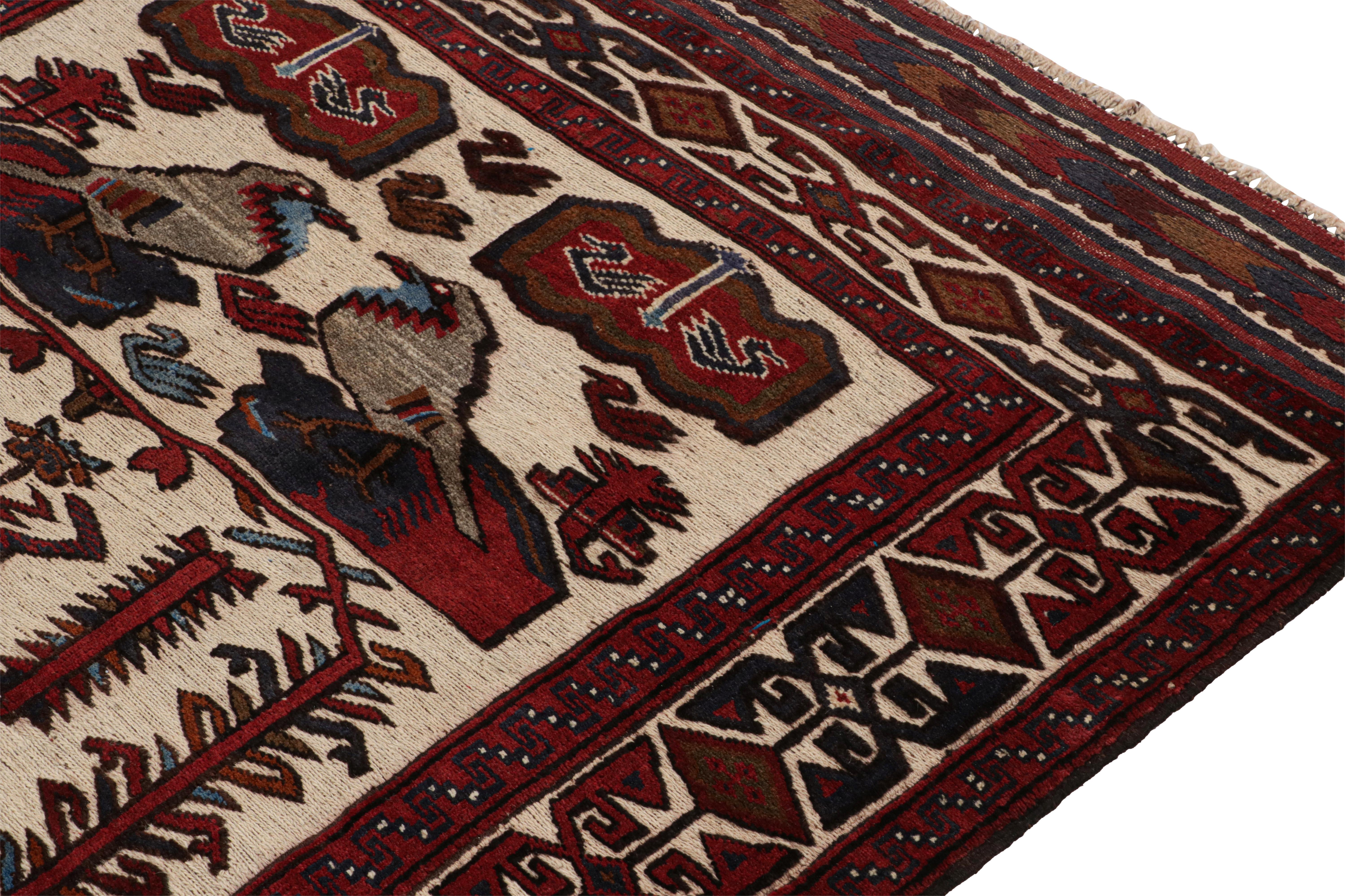 Alfombra persa estilo Barjasta de Rug & Kilim en beige y rojo con dibujos de pájaros Anudado a mano en venta