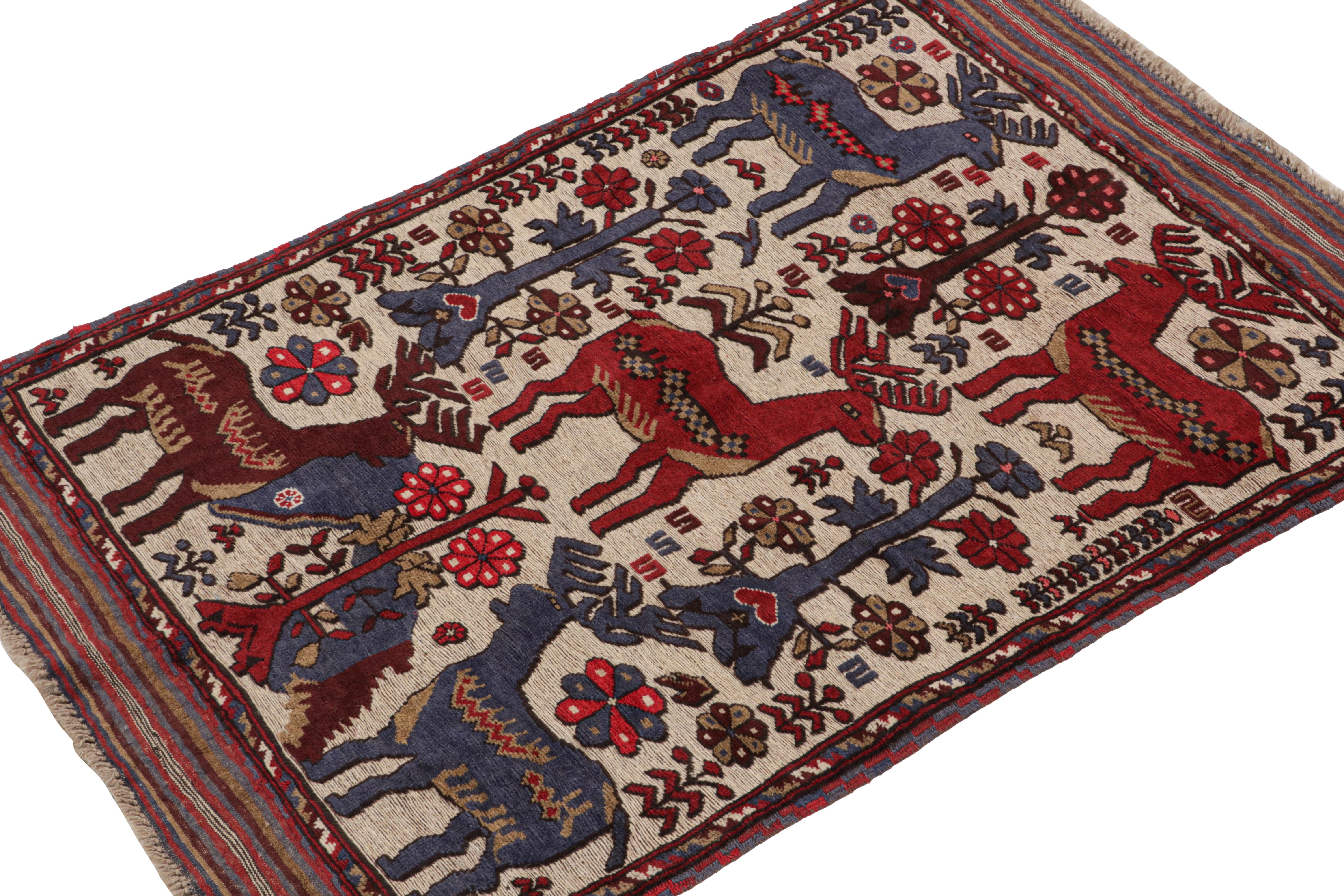 Ispirato ai tappeti persiani Barjasta, questo pezzo 4x5 è l'ultimo arrivato nella collezione Modern Classics di Rug & Kilim.

Sul design: 

Il tappeto riprende l'estetica tribale di questa stirpe con un montaggio di disegni eccentrici. La cornice