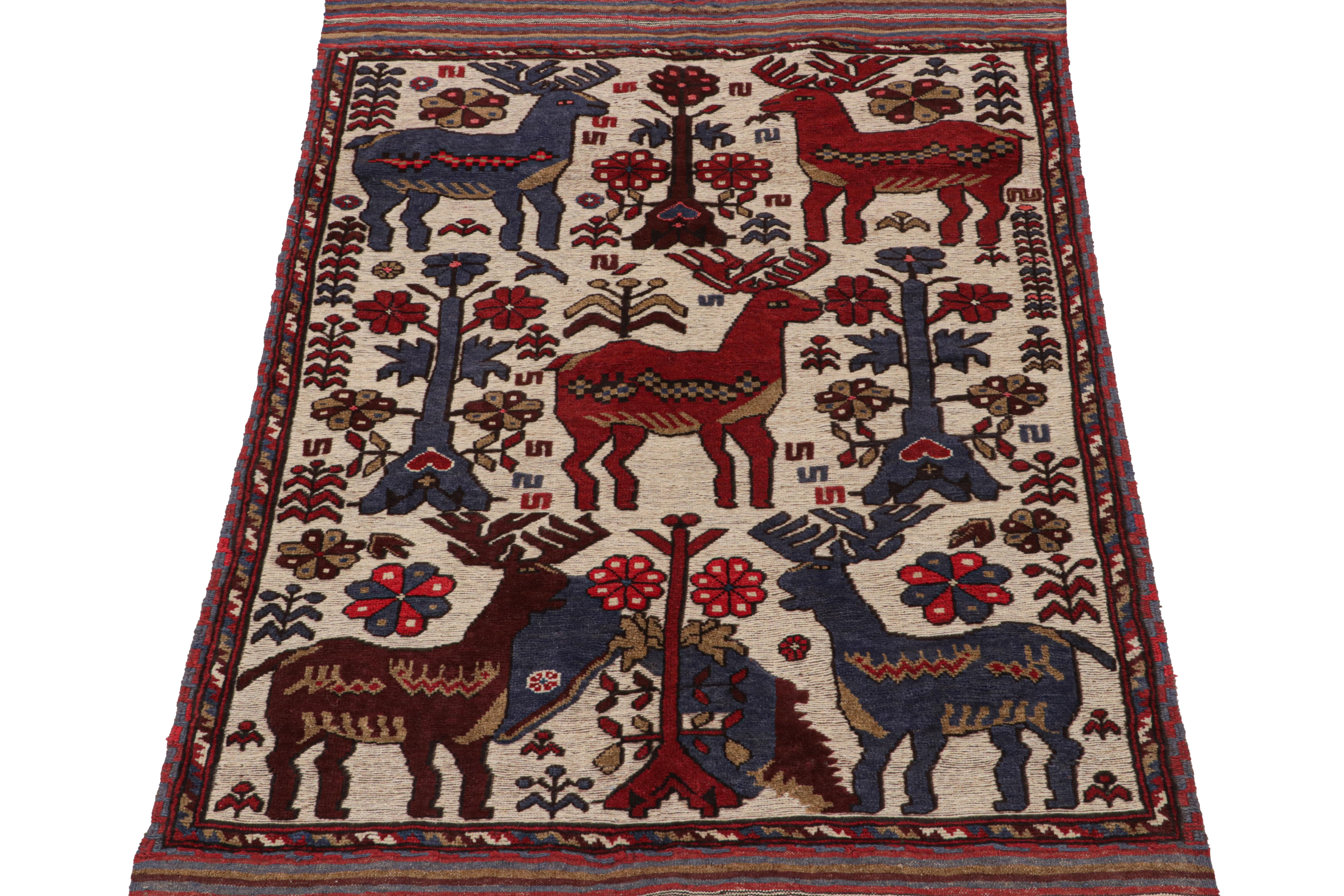 Tribale Tappeto persiano in stile Barjasta di Rug & Kilim in beige con immagini di cervi rossi e blu in vendita