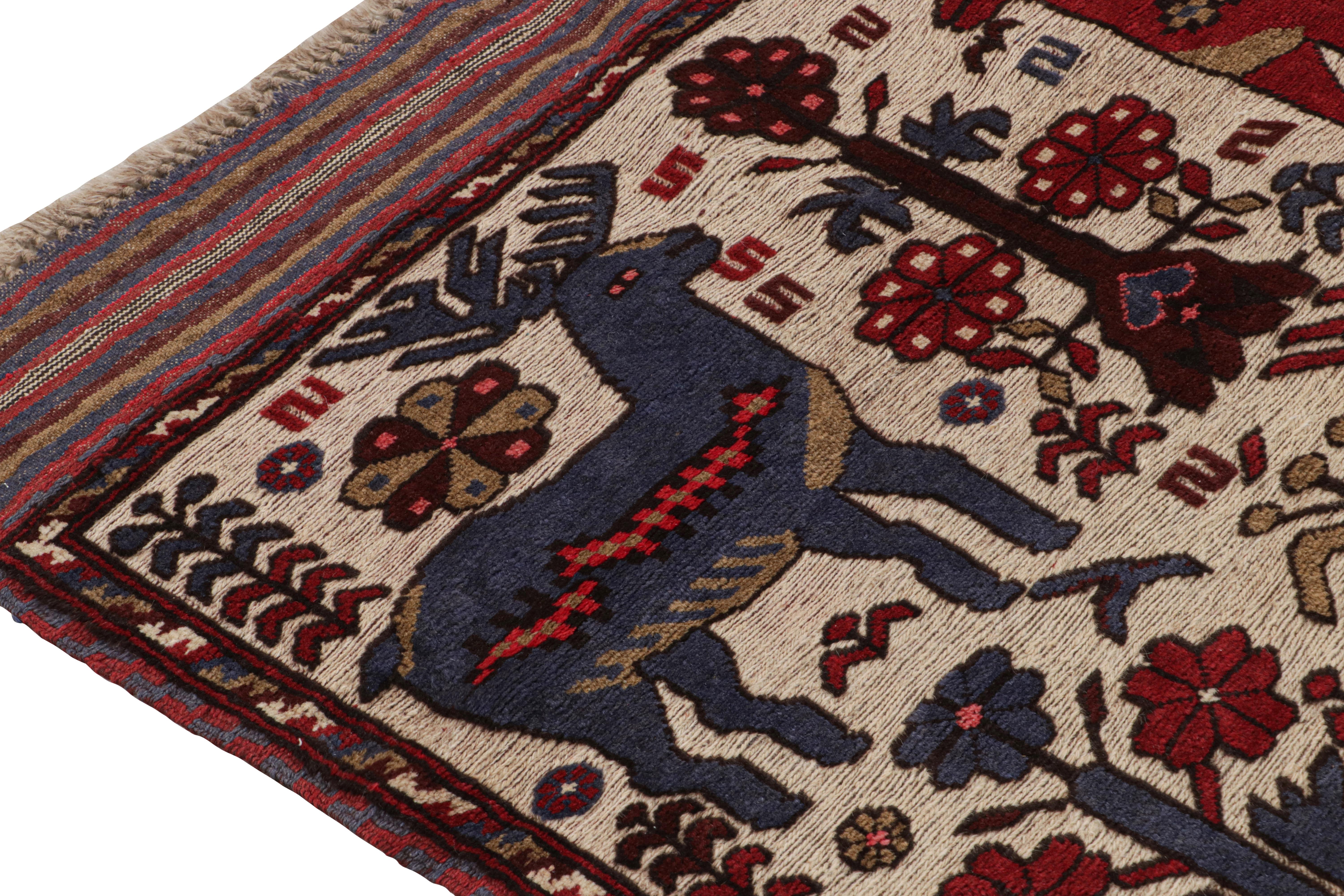 Rug & Kilim's Persischer Teppich im Barjasta-Stil in Beige mit rotem und blauem Hirsch-Motiv (Handgeknüpft) im Angebot