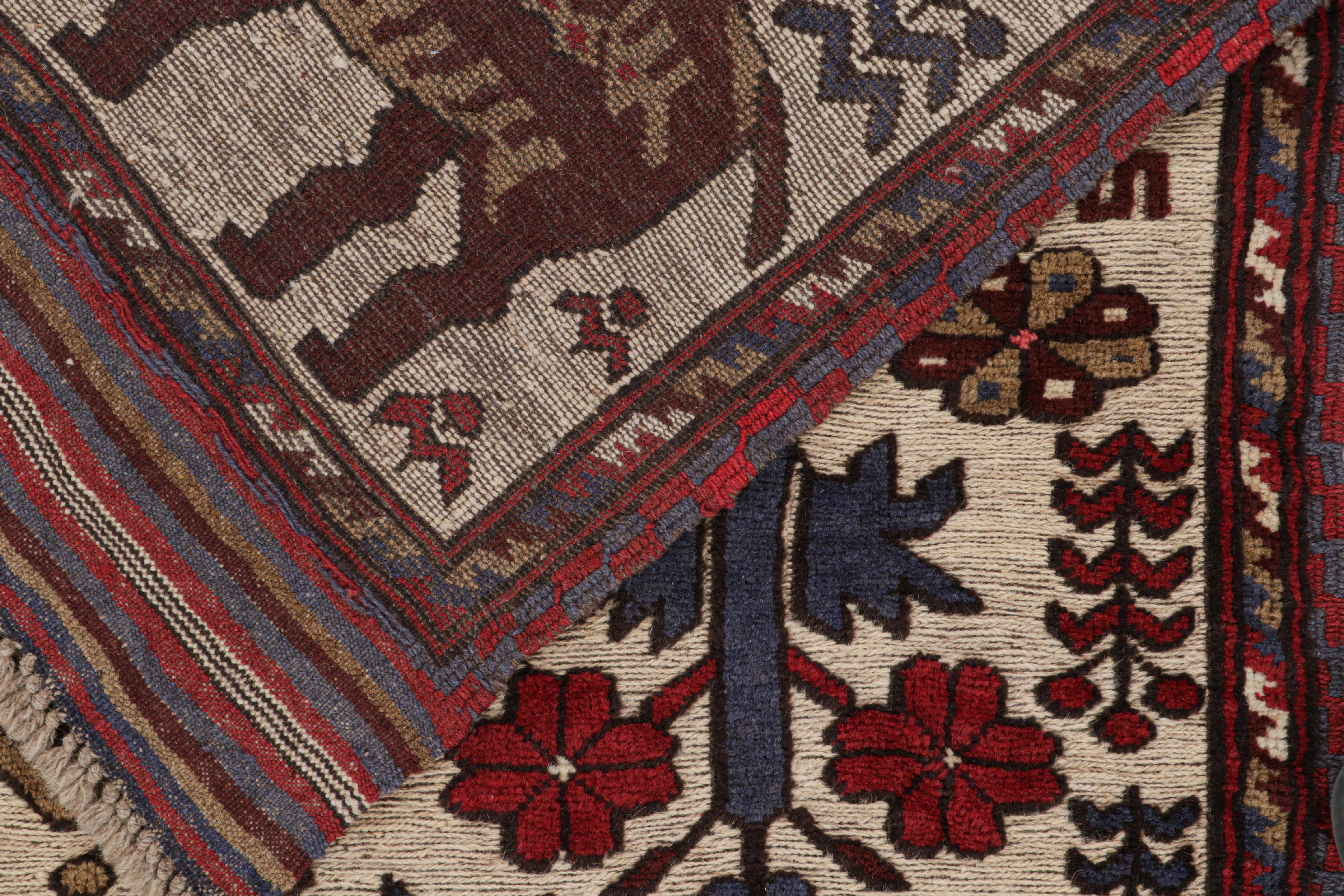 XXI secolo e contemporaneo Tappeto persiano in stile Barjasta di Rug & Kilim in beige con immagini di cervi rossi e blu in vendita