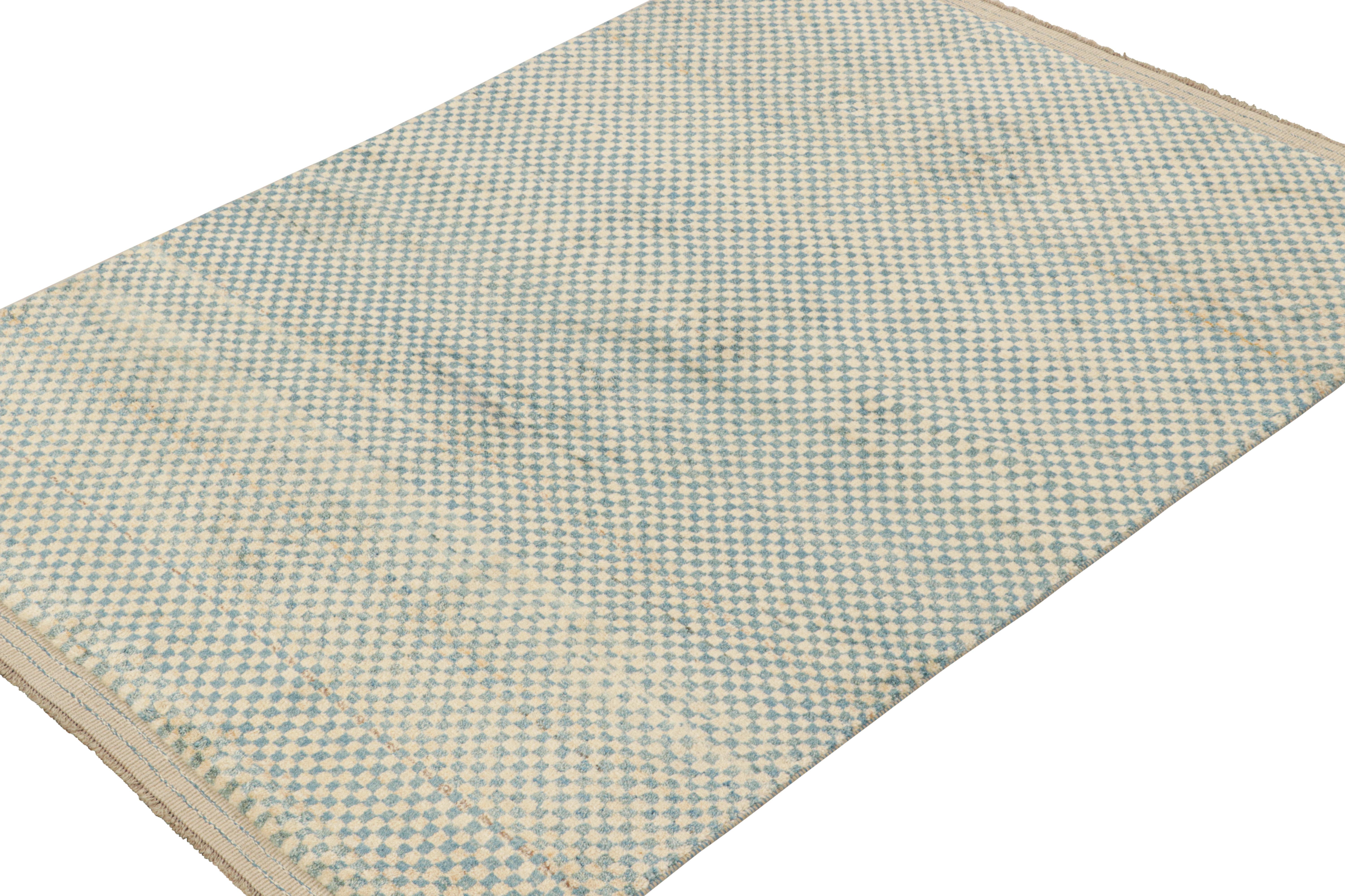 Persischer Gabbeh-Teppich von Rug & Kilim mit geometrischem Muster in Beige und Blau (Stammeskunst) im Angebot
