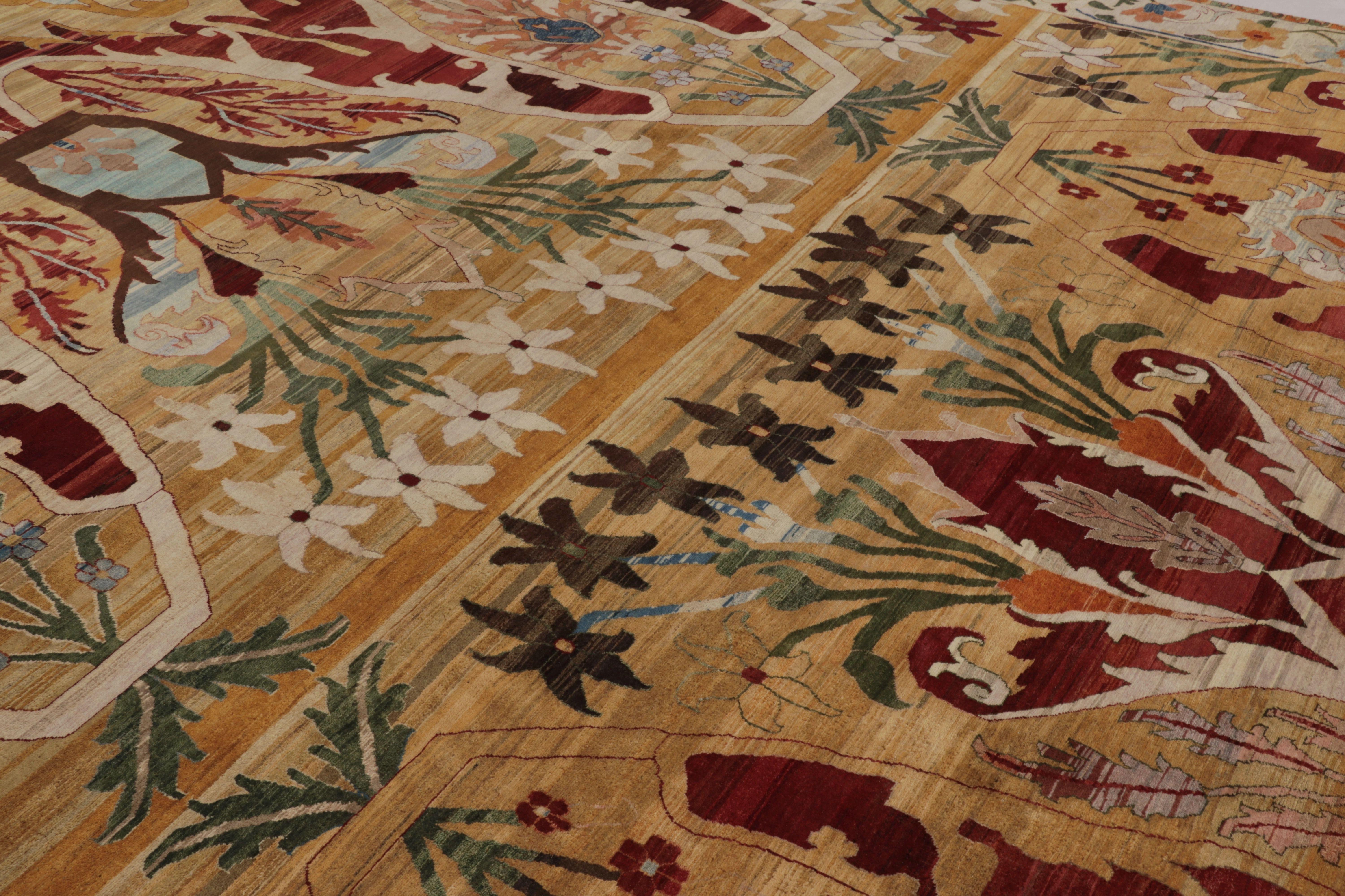 Persisch inspirierter Teppich von Rug & Kilim mit karminroten und goldenen Blumenmustern (Indisch) im Angebot