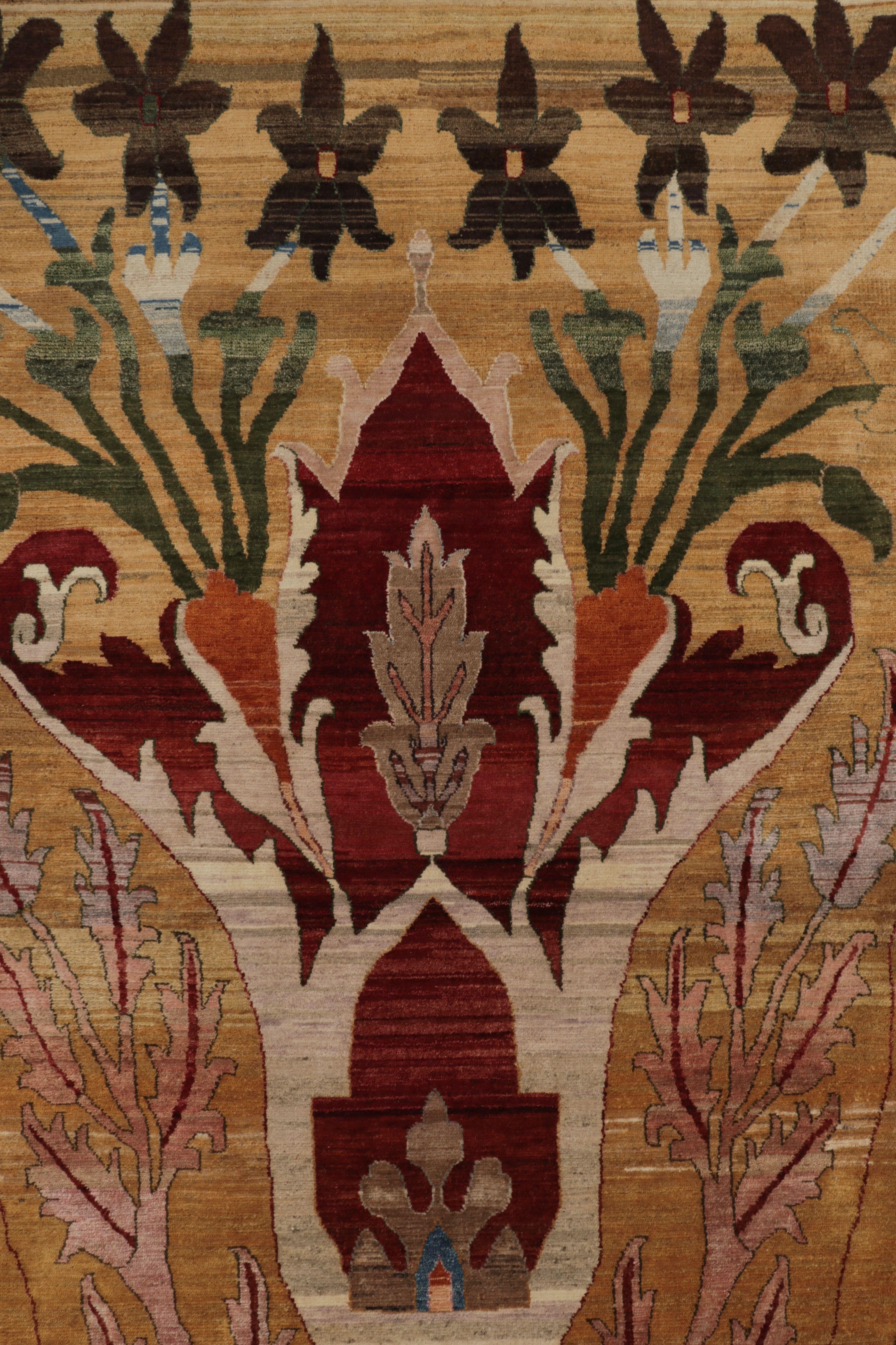 Persisch inspirierter Teppich von Rug & Kilim mit karminroten und goldenen Blumenmustern (Handgeknüpft) im Angebot