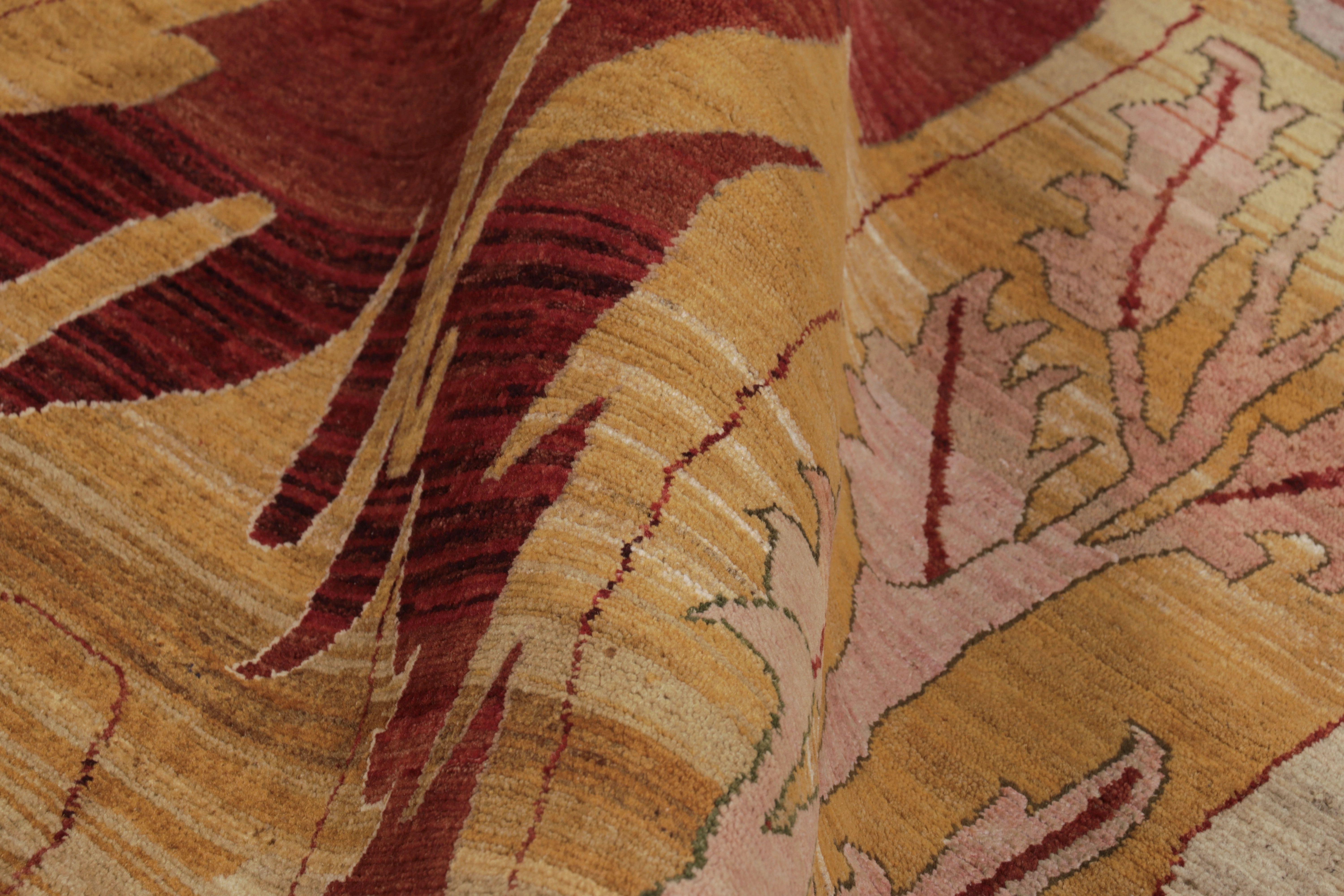 Persisch inspirierter Teppich von Rug & Kilim mit karminroten und goldenen Blumenmustern (21. Jahrhundert und zeitgenössisch) im Angebot