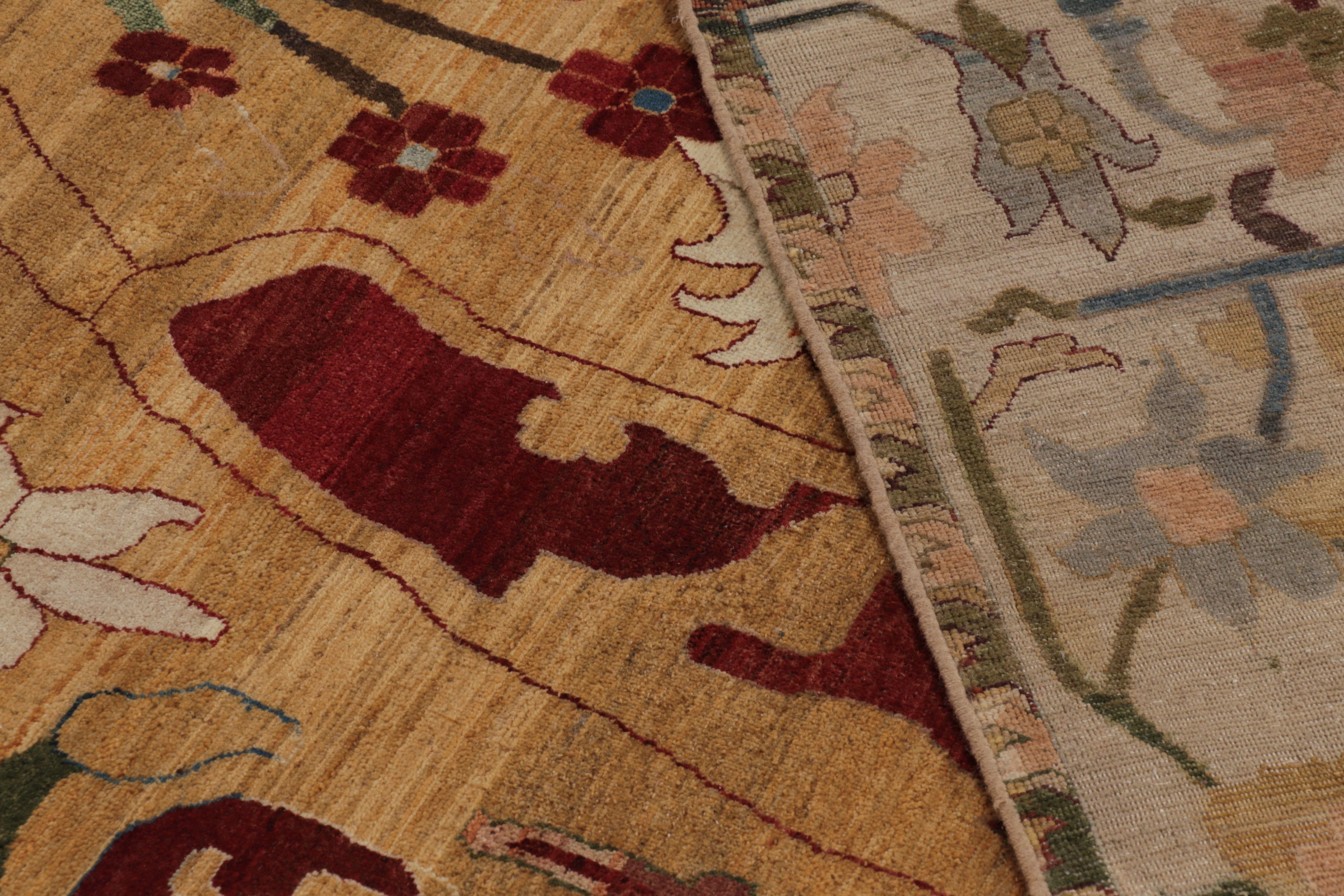 Persisch inspirierter Teppich von Rug & Kilim mit karminroten und goldenen Blumenmustern (Wolle) im Angebot