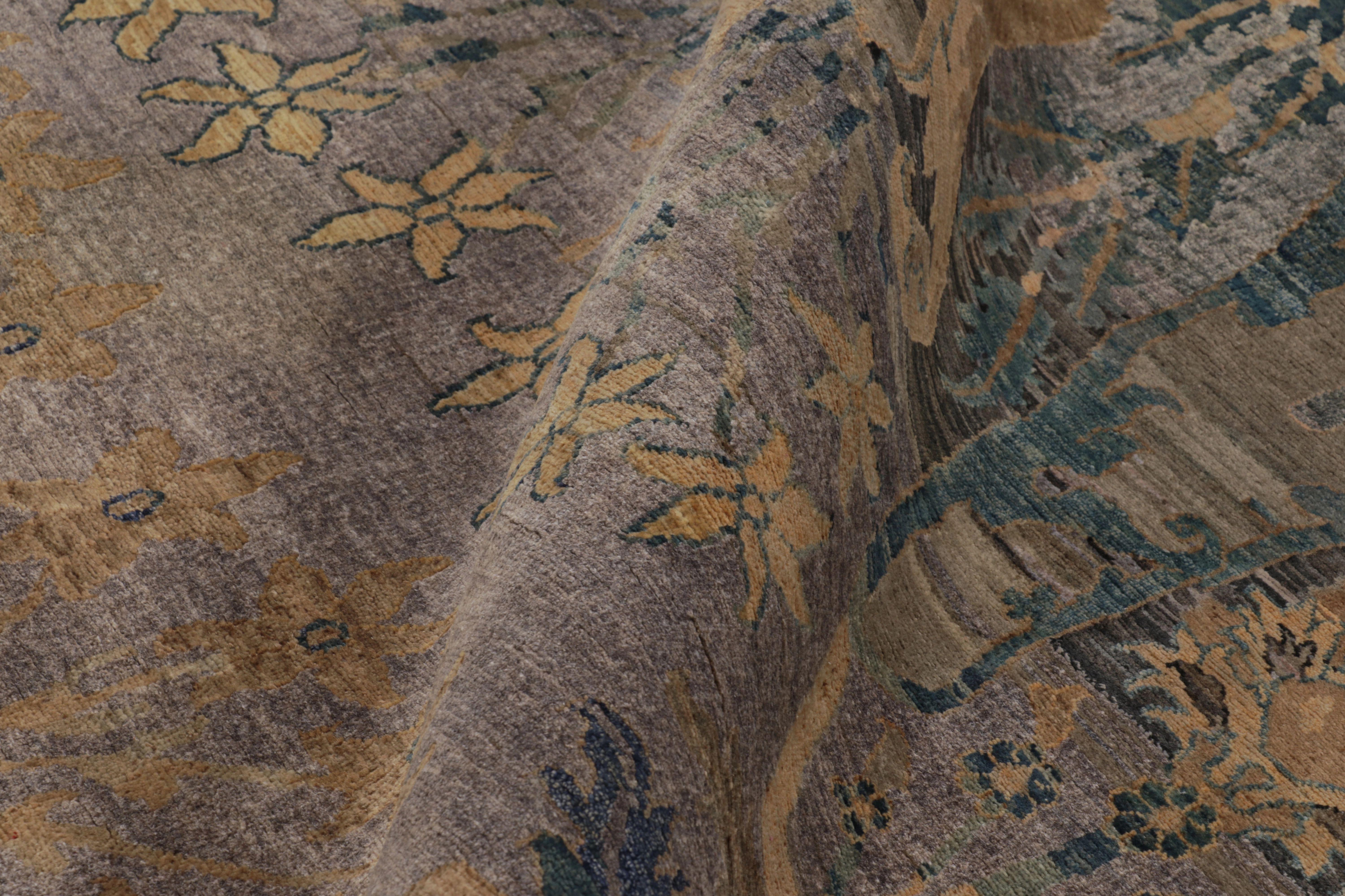 XXI secolo e contemporaneo Rug & Kilim: un tappeto di ispirazione persiana con motivi floreali grigi e dorati in vendita