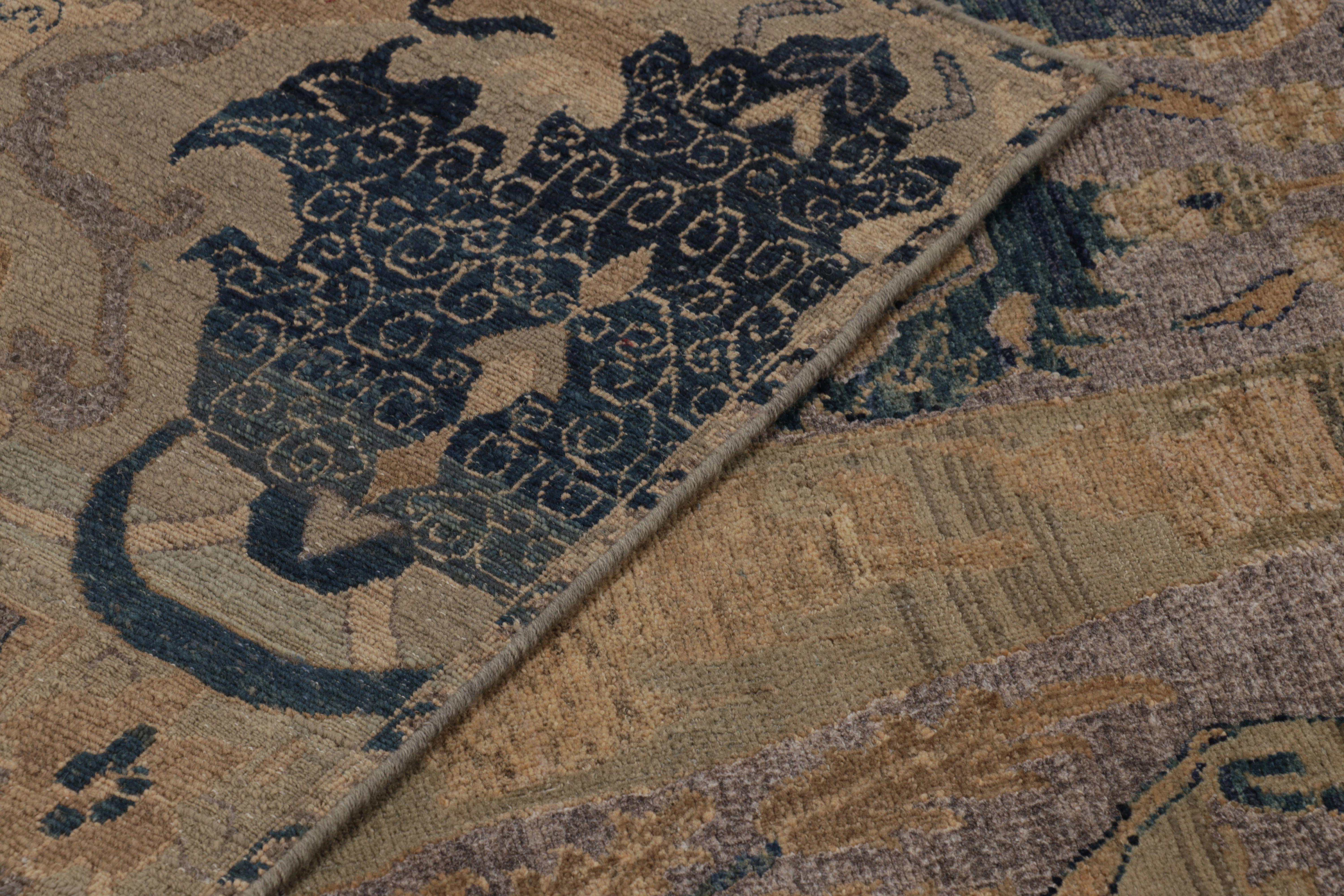 Lana Rug & Kilim: un tappeto di ispirazione persiana con motivi floreali grigi e dorati in vendita