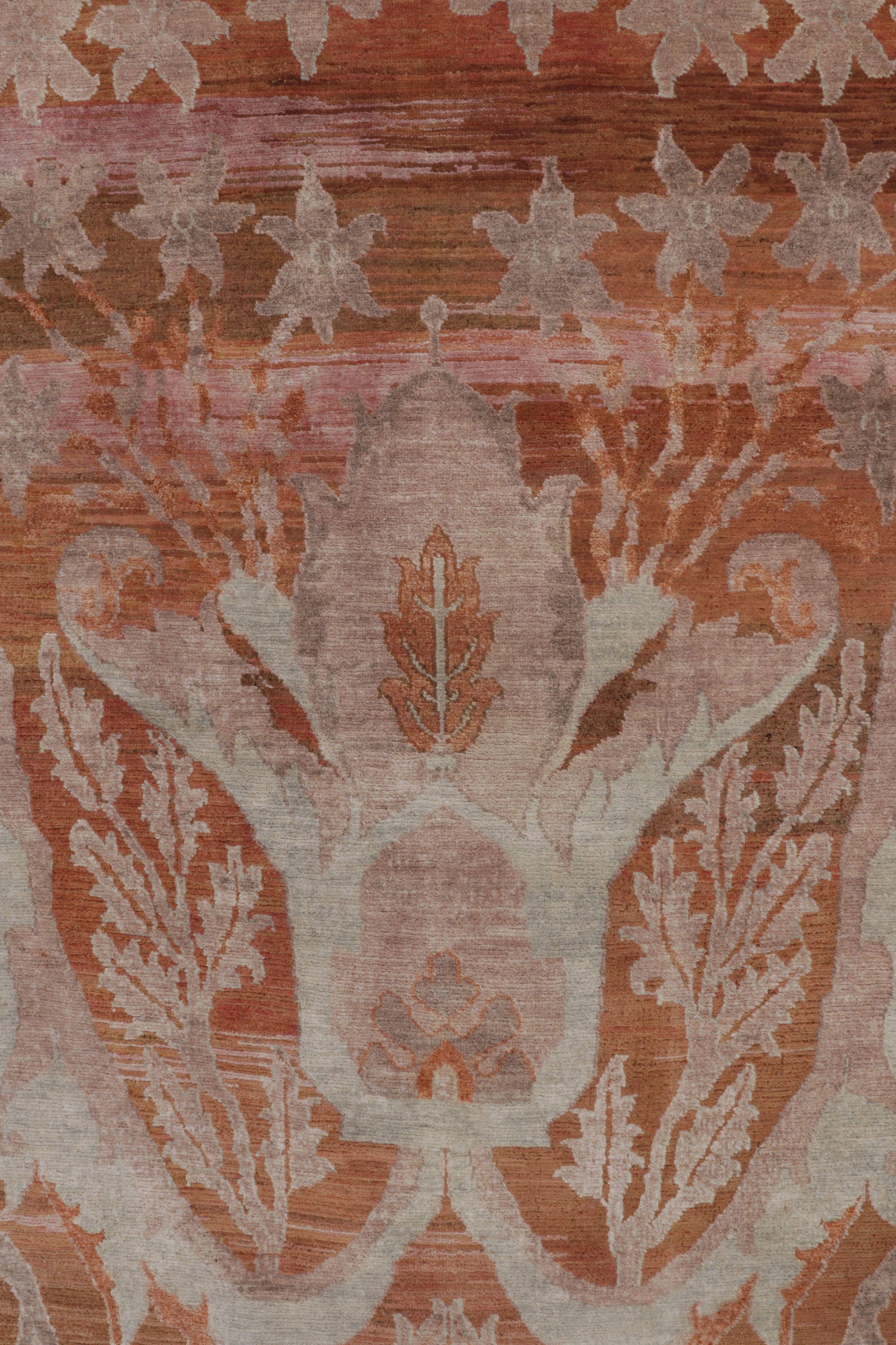 Persisch inspirierter Teppich von Rug & Kilim in warmem Rost mit malvenfarbenen Blumenmustern (21. Jahrhundert und zeitgenössisch) im Angebot