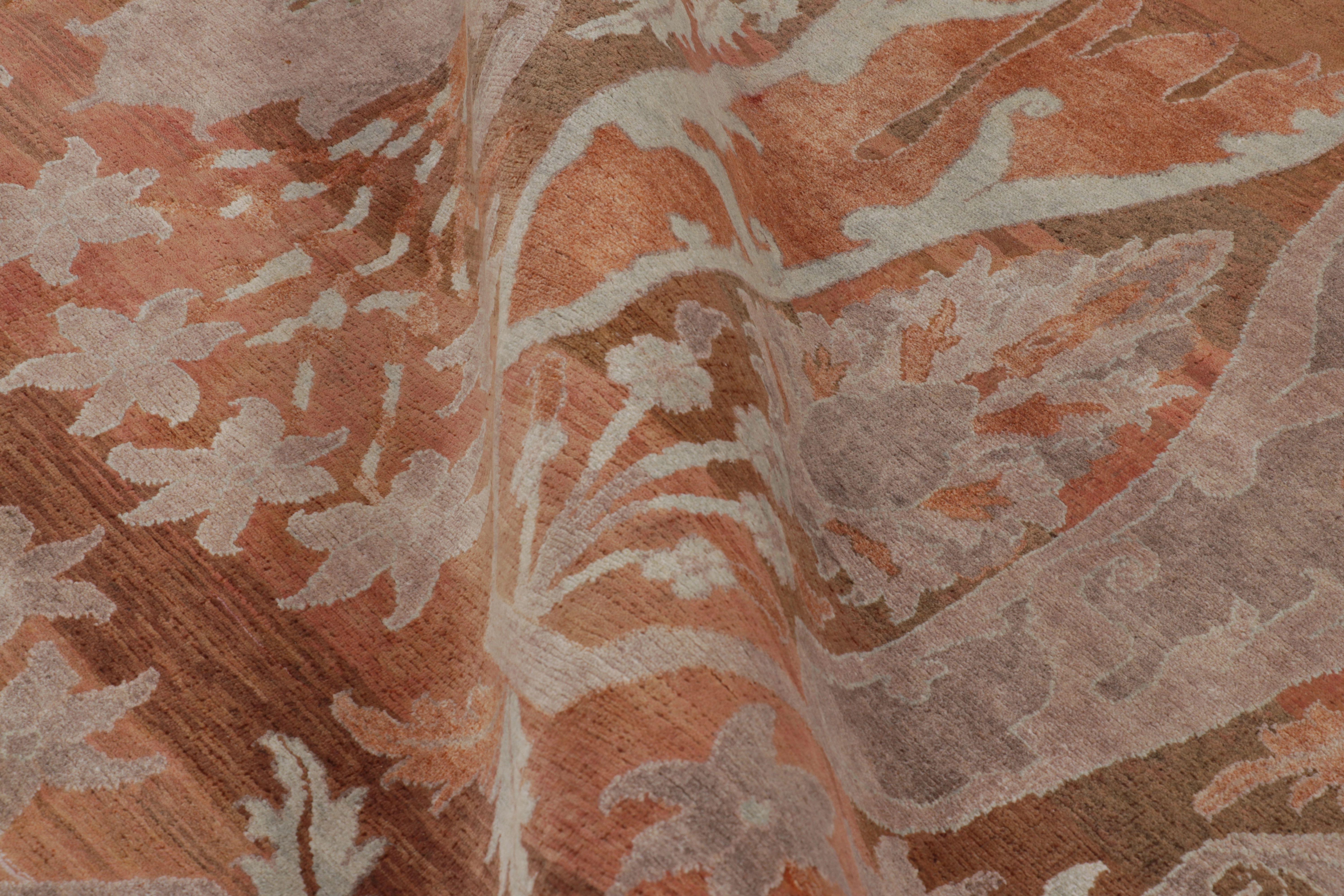 Persisch inspirierter Teppich von Rug & Kilim in warmem Rost mit malvenfarbenen Blumenmustern (Wolle) im Angebot