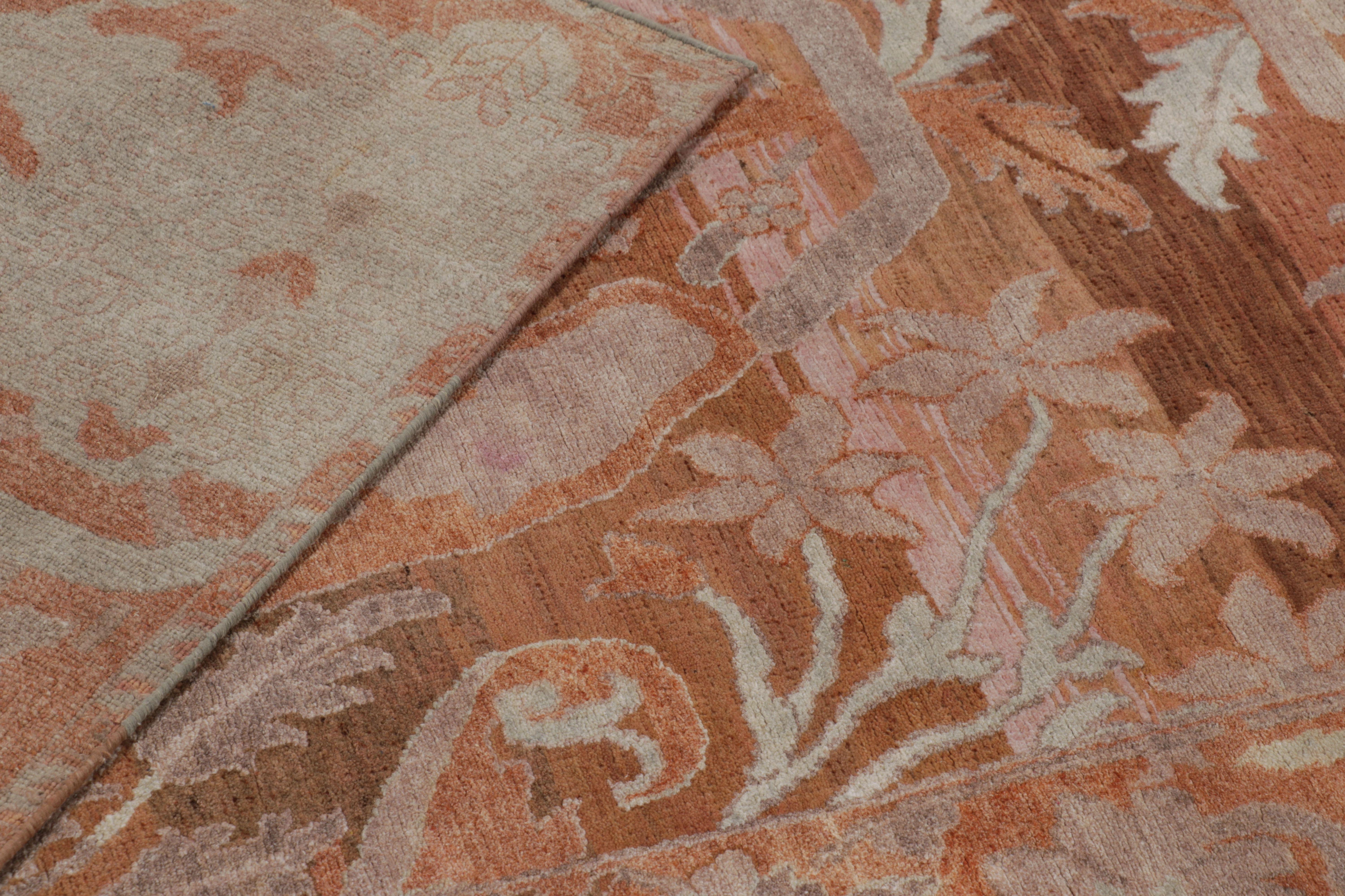 Persisch inspirierter Teppich von Rug & Kilim in warmem Rost mit malvenfarbenen Blumenmustern im Angebot 1