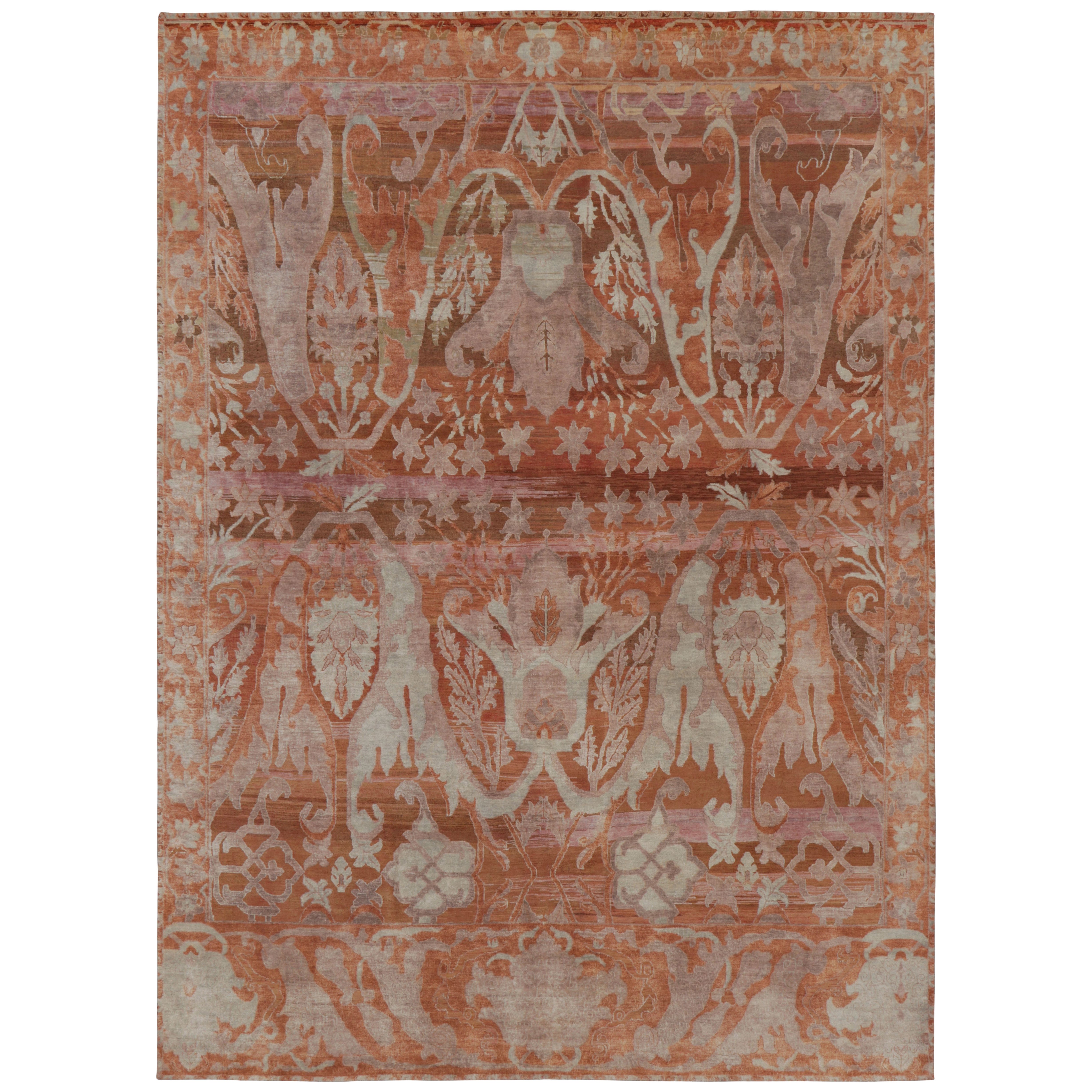 Persisch inspirierter Teppich von Rug & Kilim in warmem Rost mit malvenfarbenen Blumenmustern im Angebot