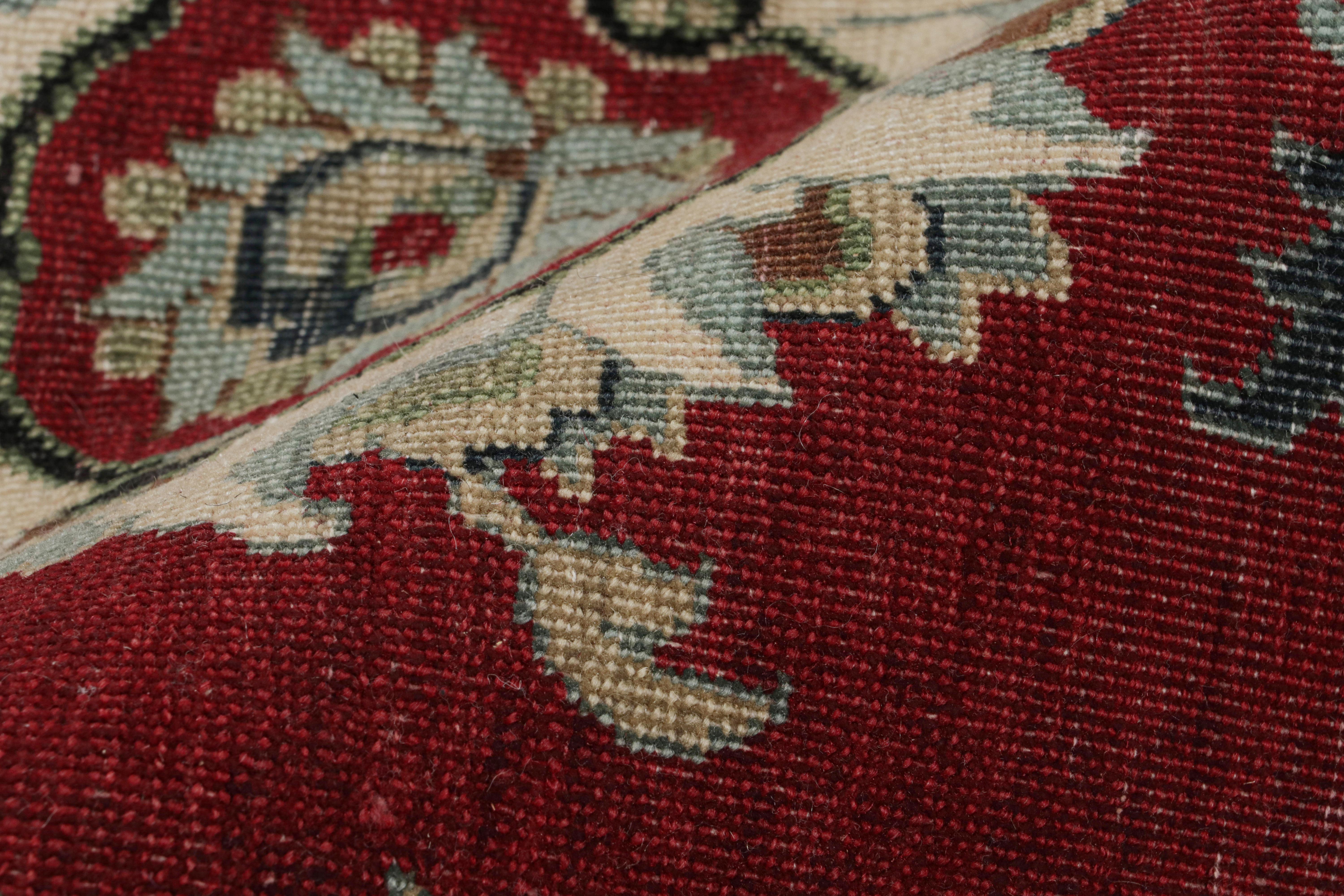 XXIe siècle et contemporain Rug & Kilim's Persian Isfahan Style Square Rug in Burgundy with Floral Patterns (tapis carré persan de style Ispahan à motifs floraux) en vente