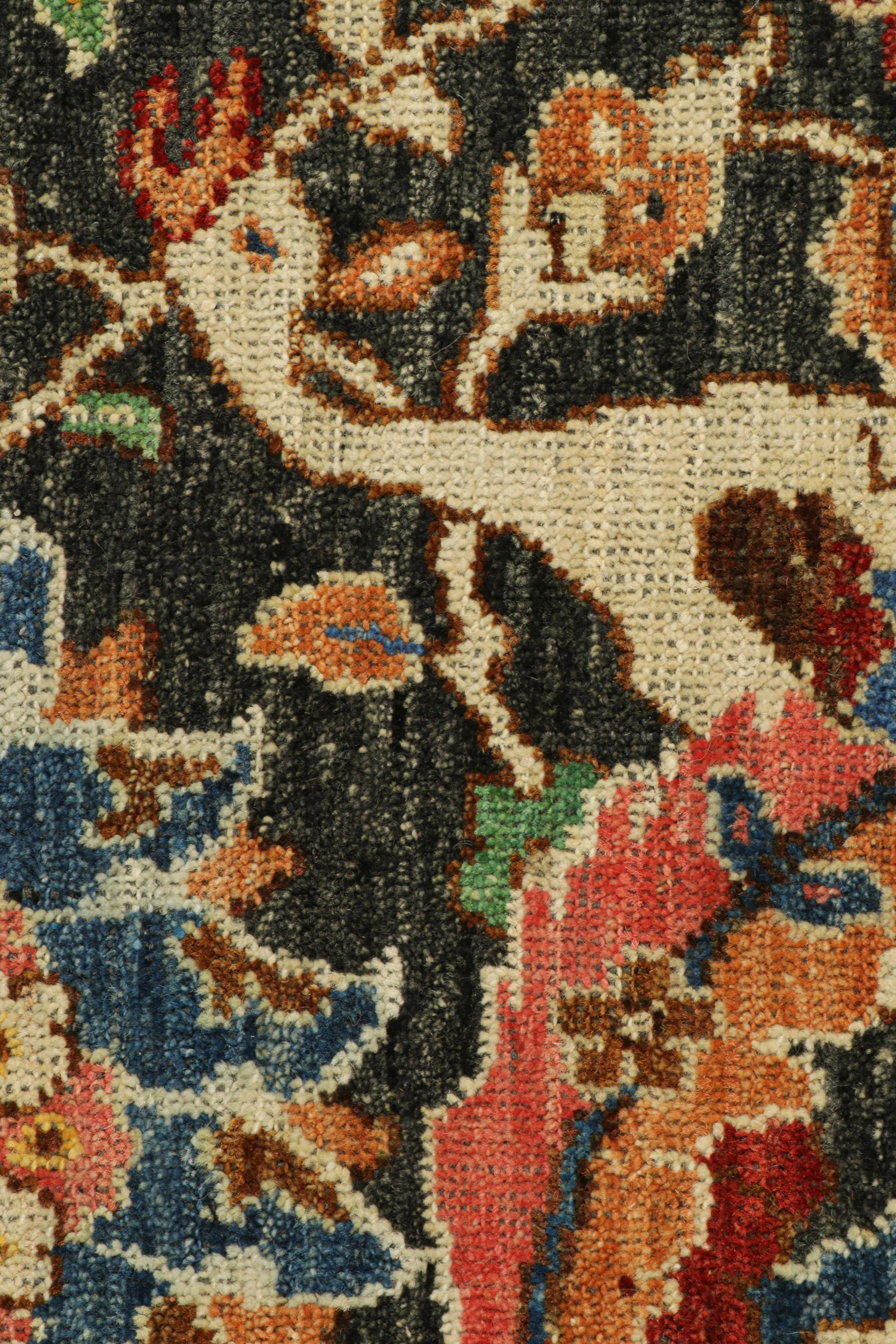 Indiano Rug & Kilim è un tappeto persiano in stile Kerman in nero con motivi floreali colorati in vendita