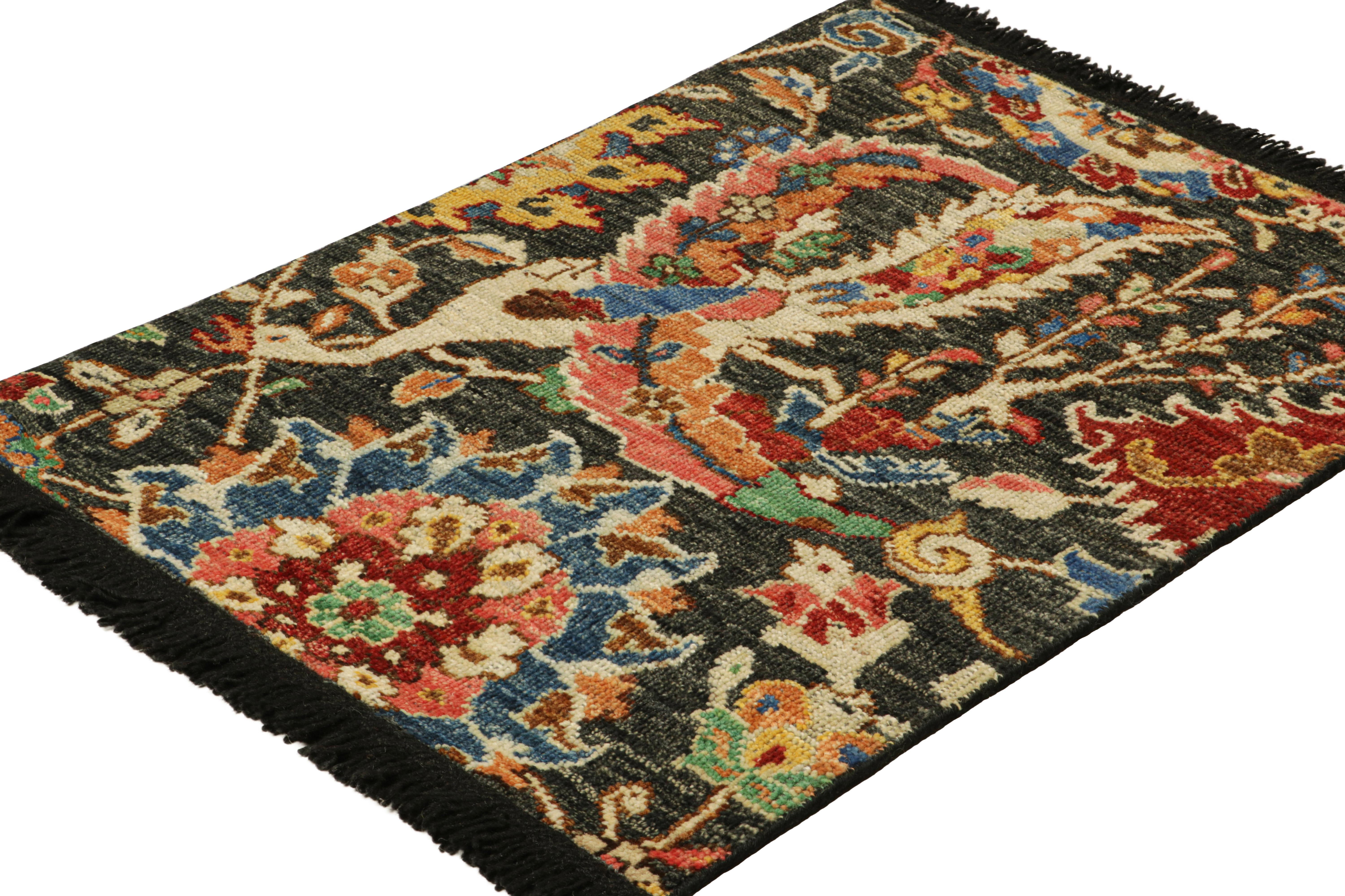 Annodato a mano Rug & Kilim è un tappeto persiano in stile Kerman in nero con motivi floreali colorati in vendita