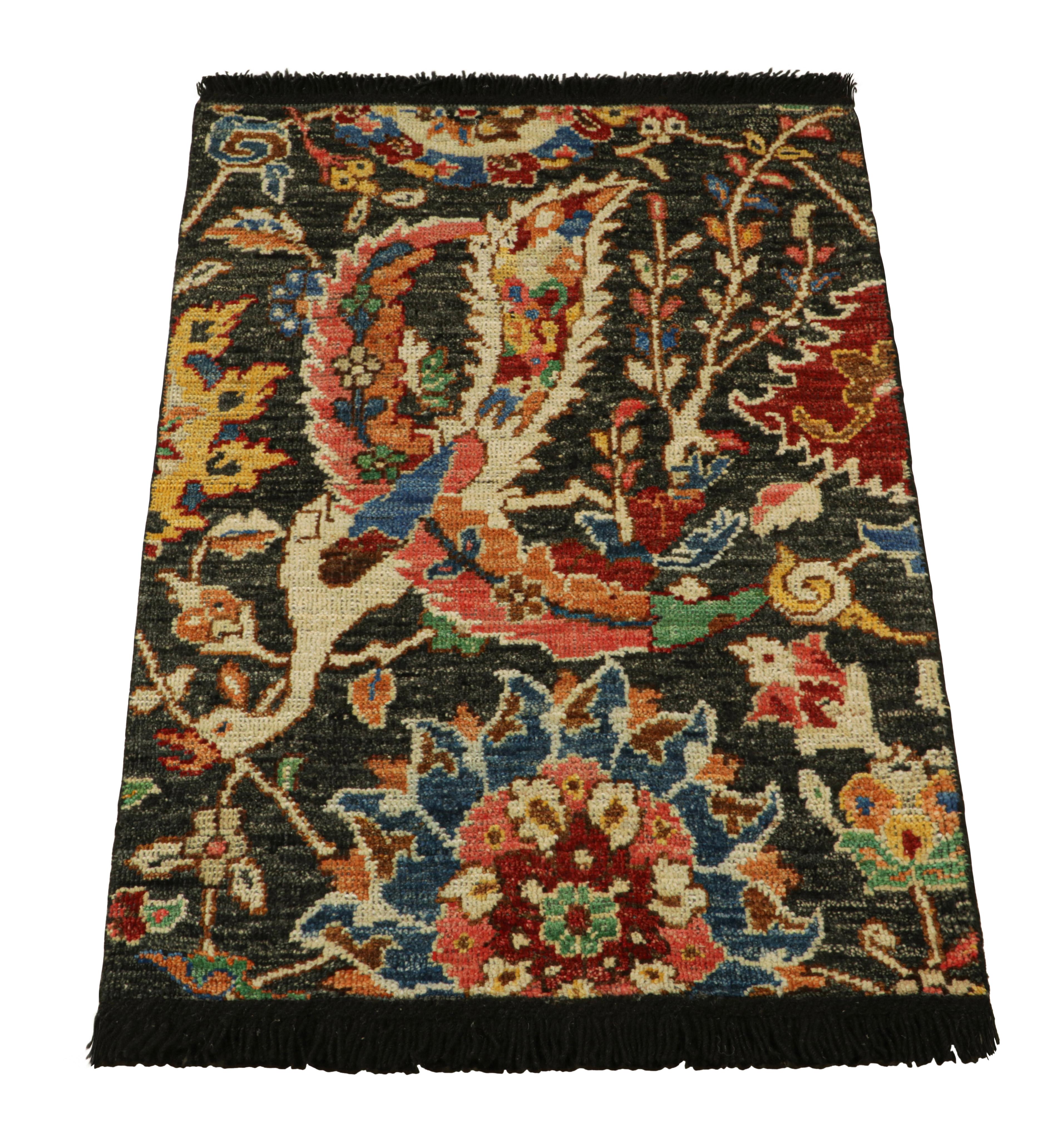 Rug & Kilim è un tappeto persiano in stile Kerman in nero con motivi floreali colorati In condizioni Nuovo in vendita a Long Island City, NY