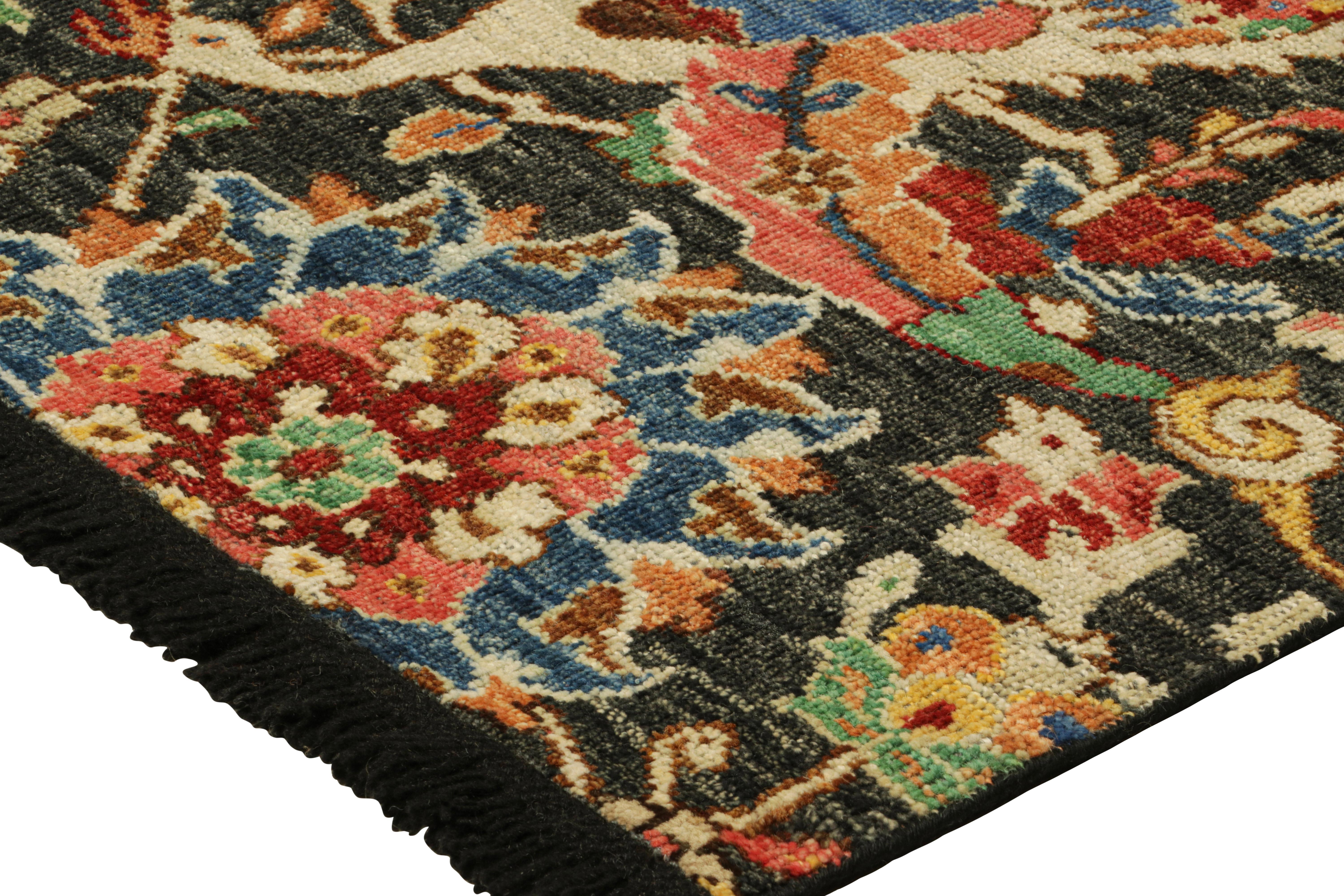 XXI secolo e contemporaneo Rug & Kilim è un tappeto persiano in stile Kerman in nero con motivi floreali colorati in vendita