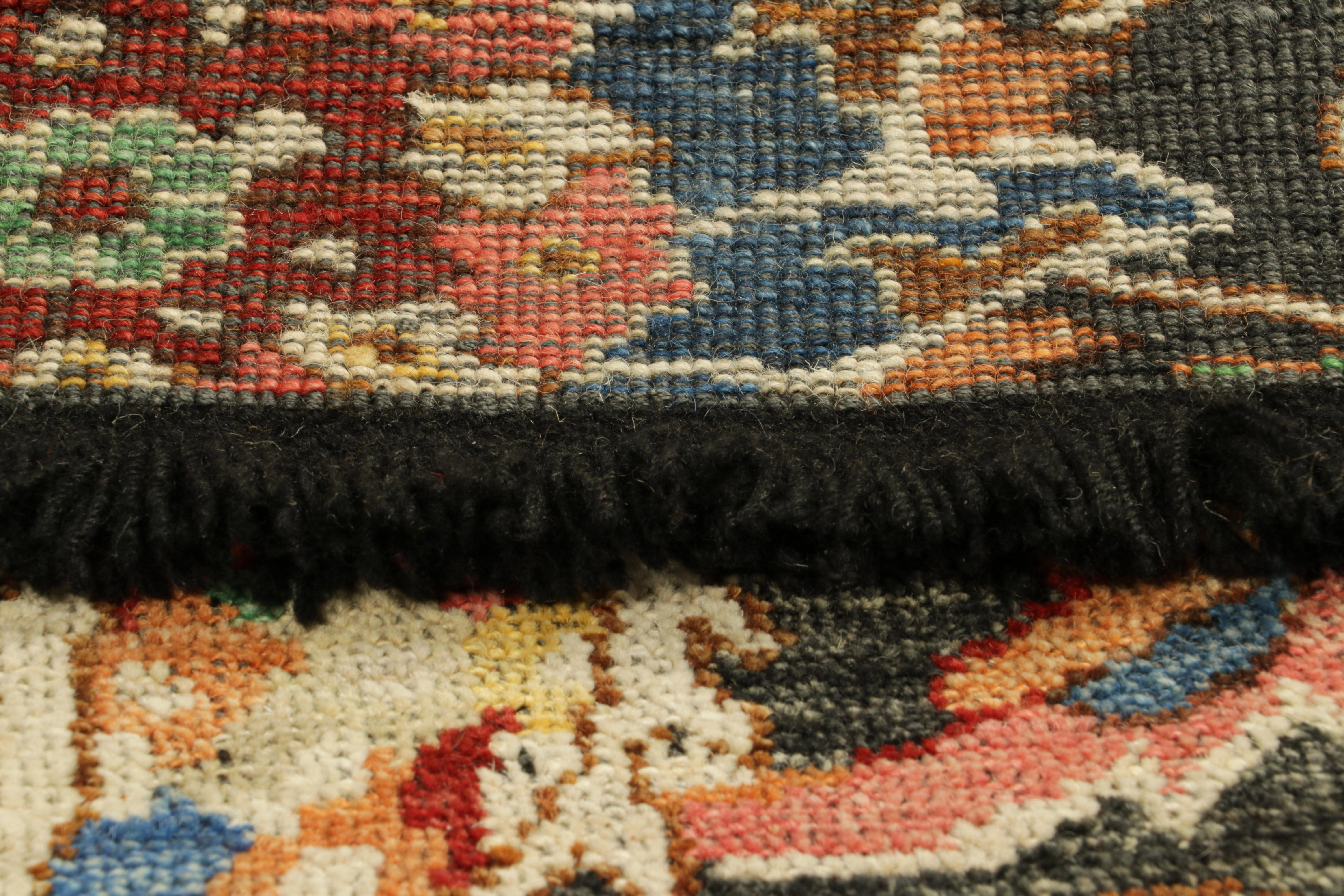 Lana Rug & Kilim è un tappeto persiano in stile Kerman in nero con motivi floreali colorati in vendita