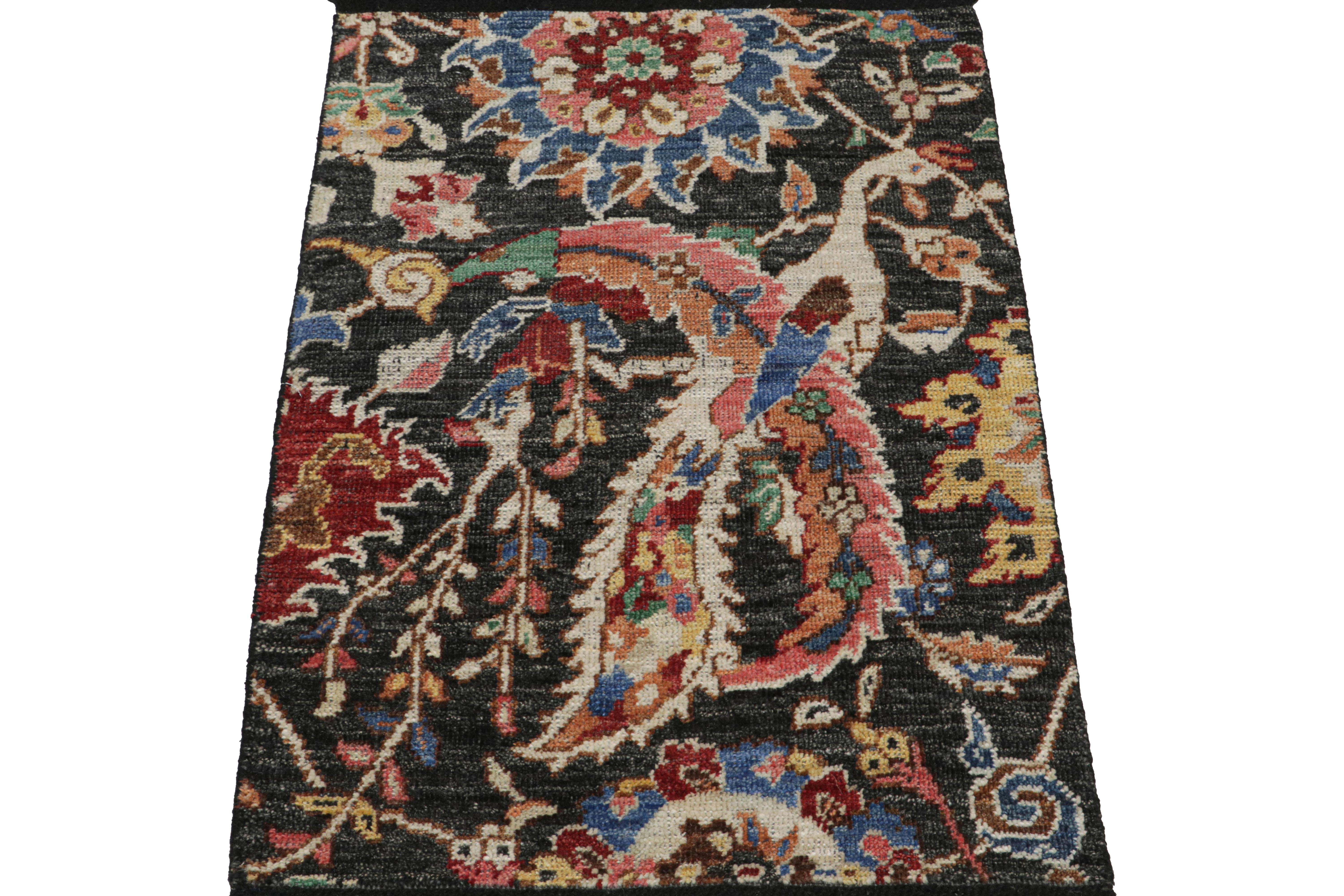 Rug & Kilim's Persischer Kerman Stil Teppich in Schwarz mit lebhaften Blumenmustern (Moderne) im Angebot