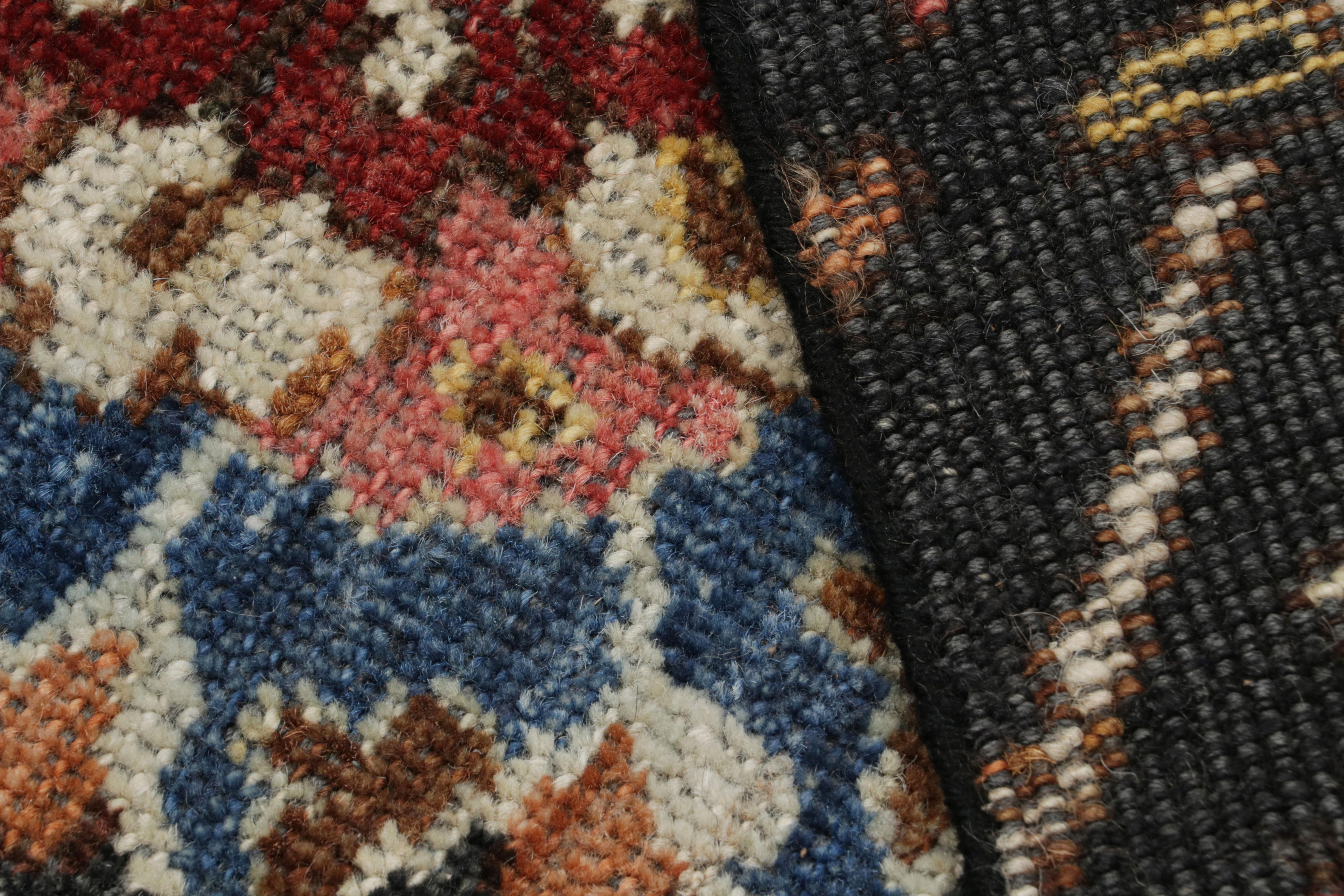 Rug & Kilim's Persischer Kerman Stil Teppich in Schwarz mit lebhaften Blumenmustern (21. Jahrhundert und zeitgenössisch) im Angebot