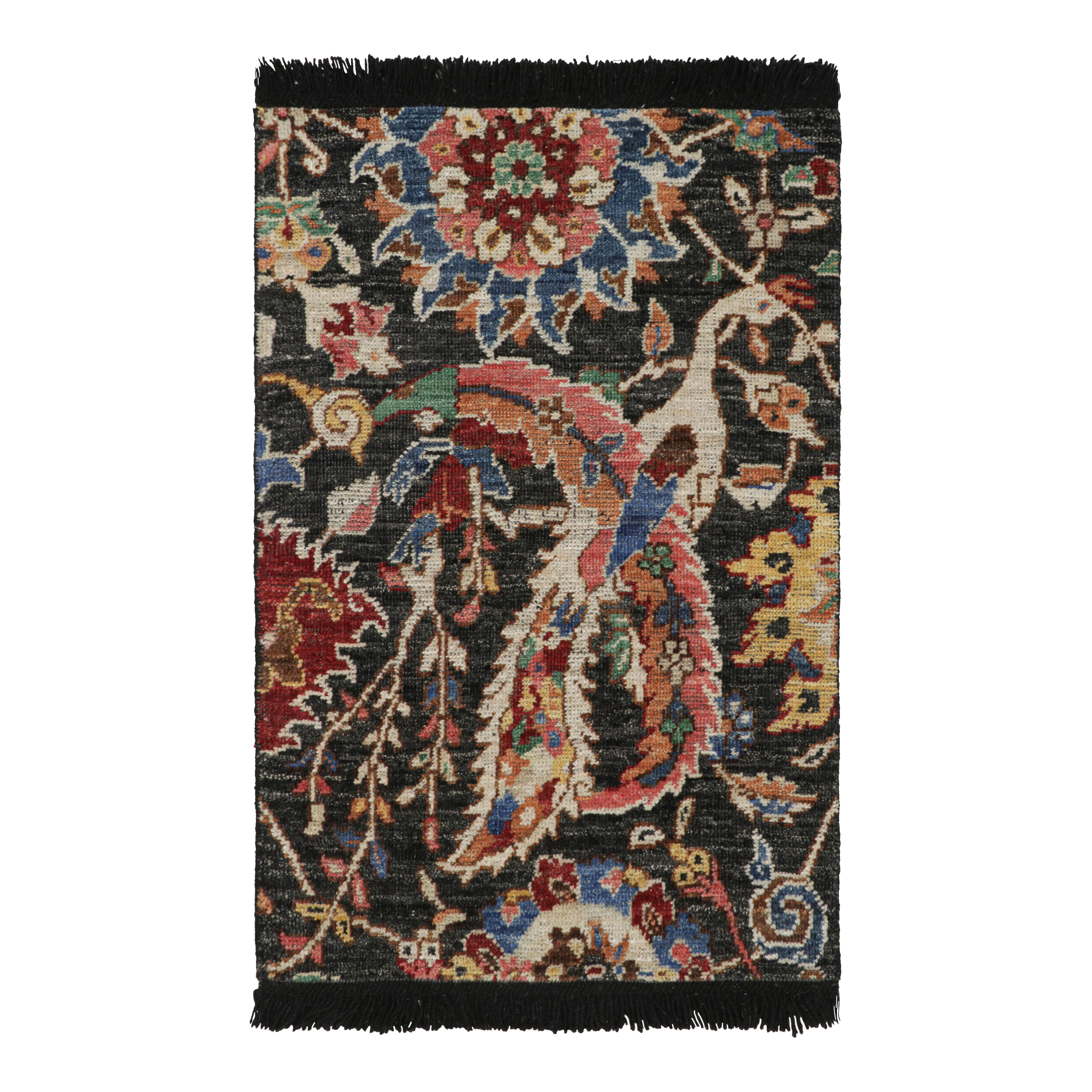 Rug & Kilim's Persian Kerman Style Rug in Black with Vibrant Floral Patterns (tapis persan de style Kerman en noir avec des motifs floraux vibrants)