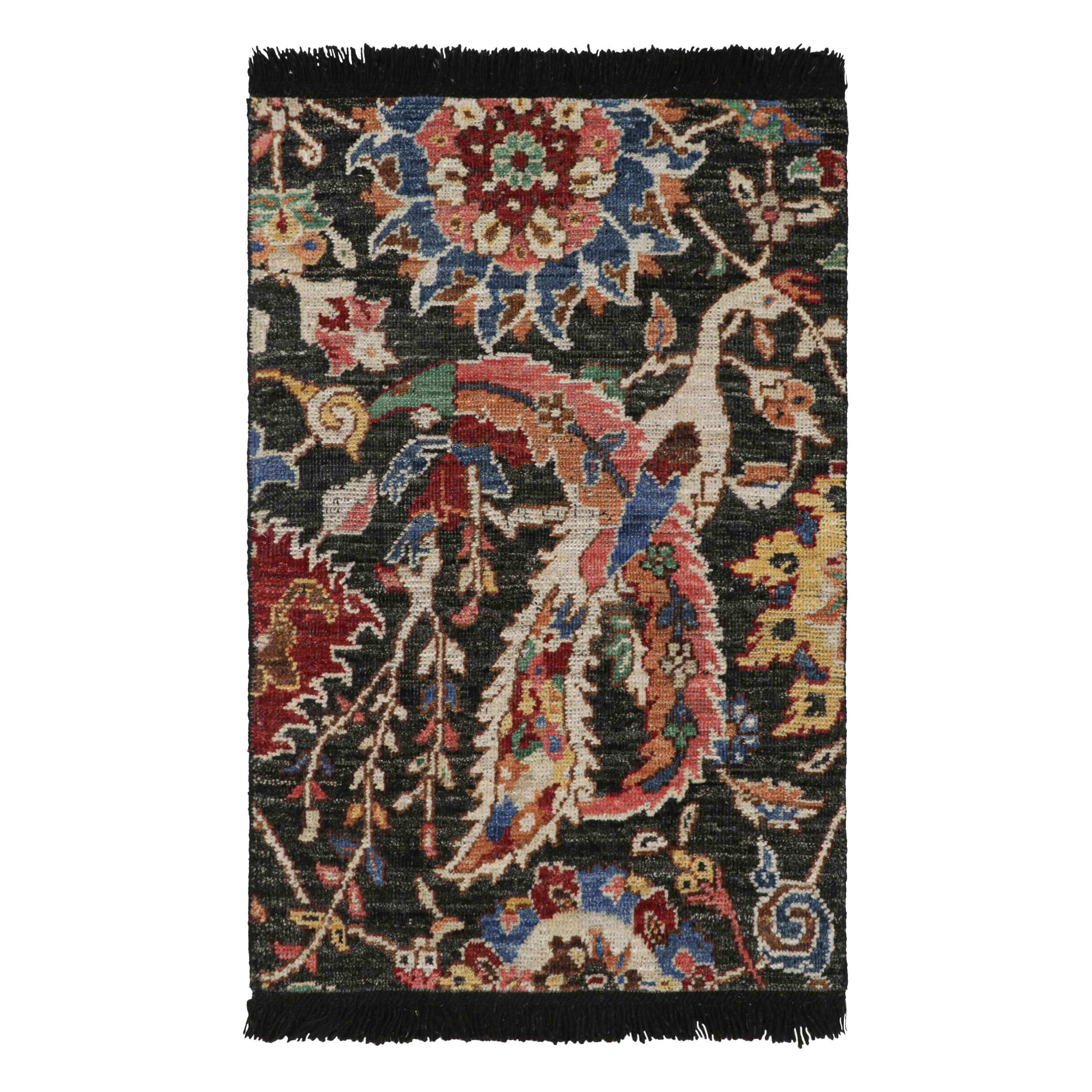 Rug & Kilim's Persian Kerman Style Rug in Black with Vibrant Floral Patterns (tapis persan de style Kerman en noir avec des motifs floraux vibrants)