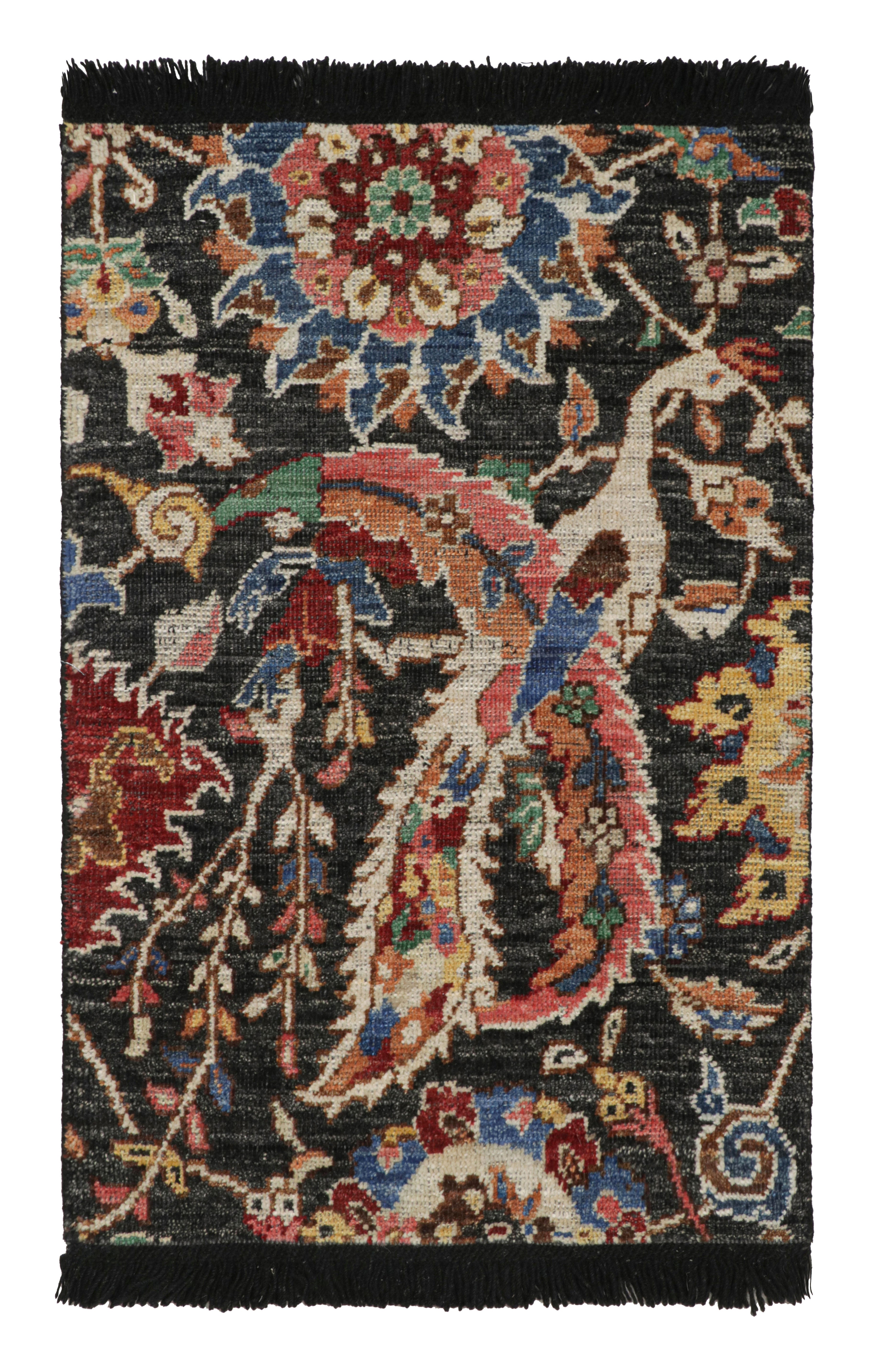 Rug & Kilim's Persischer Kerman Stil Teppich in Schwarz mit lebhaften Blumenmustern 