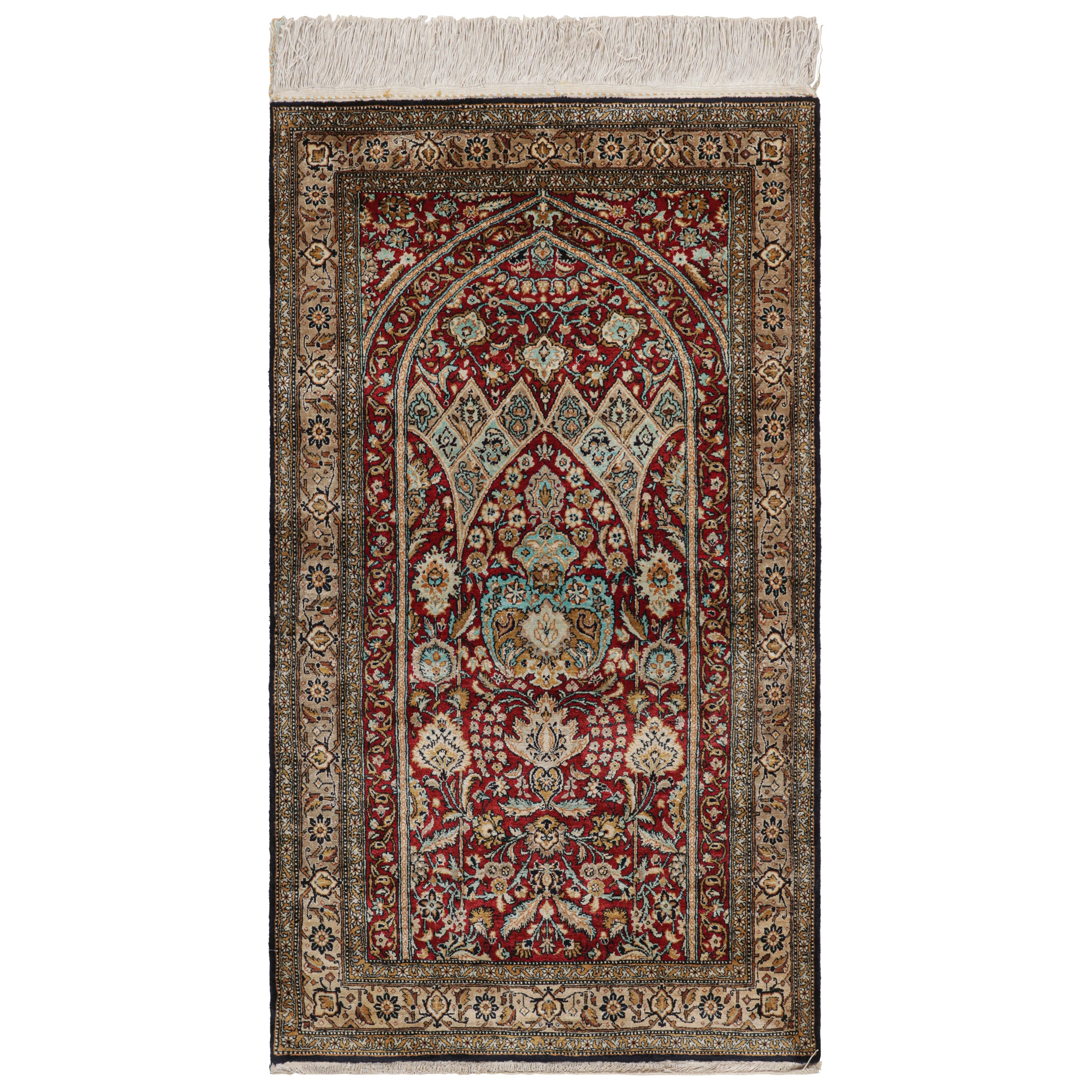 Rug & Kilim è un tappeto persiano in stile Qum con motivi floreali a tutto campo in vendita