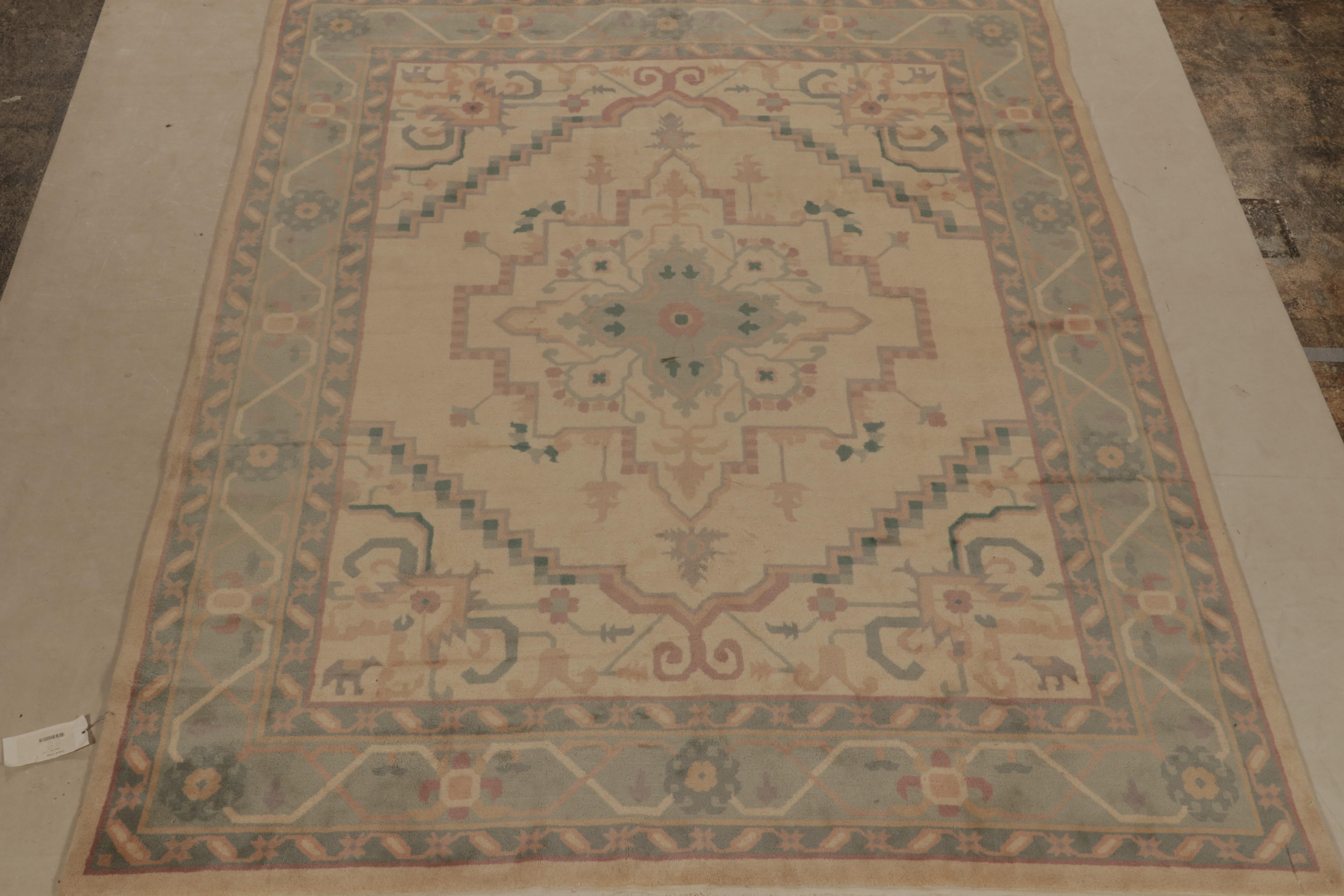 Un tappeto 8x10 ispirato agli antichi stili di tappeti persiani Serapi, della collezione Modern Classics di Rug & Kilim. Annodato a mano in lana, sfoggia un eccezionale stile a medaglione blu con accenti viola su uno sfondo beige.

Ulteriori