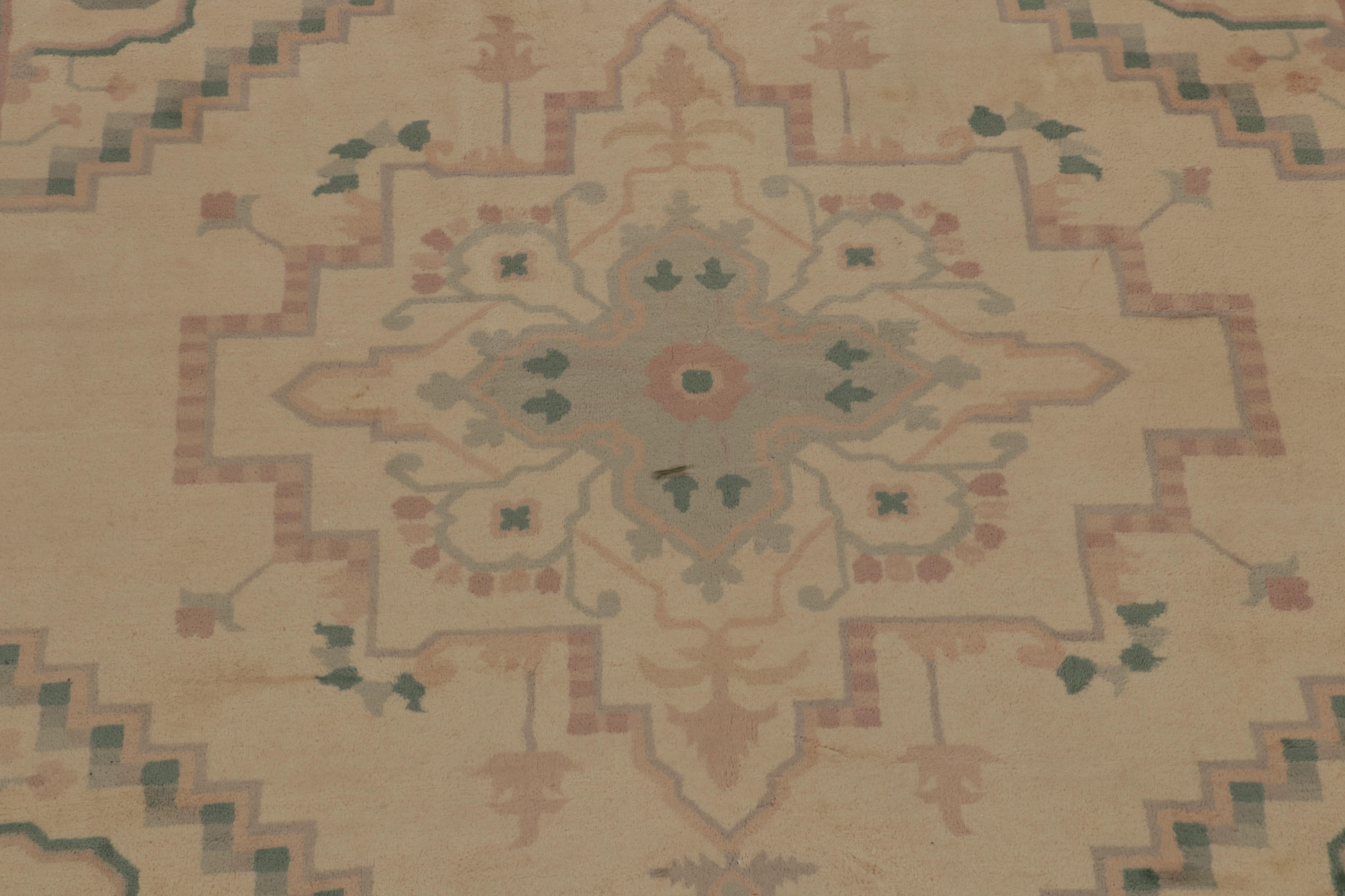 Cinese Tappeto persiano in stile Serapi di Rug & Kilim in beige con motivo a medaglioni blu in vendita