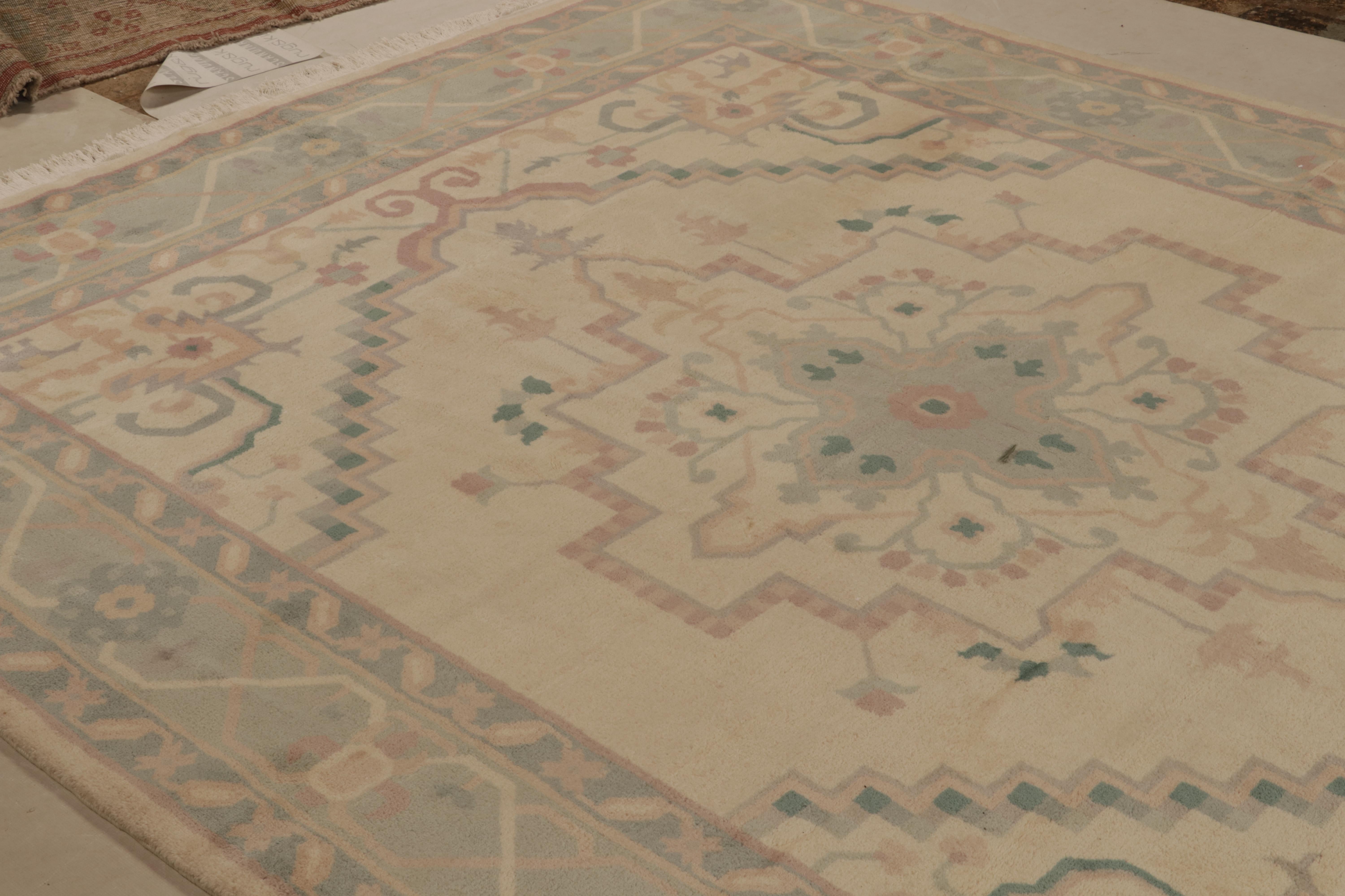 Rug & Kilim's Persischer Serapi Stil Teppich in Beige mit blauem Medaillon-Muster (Handgeknüpft) im Angebot