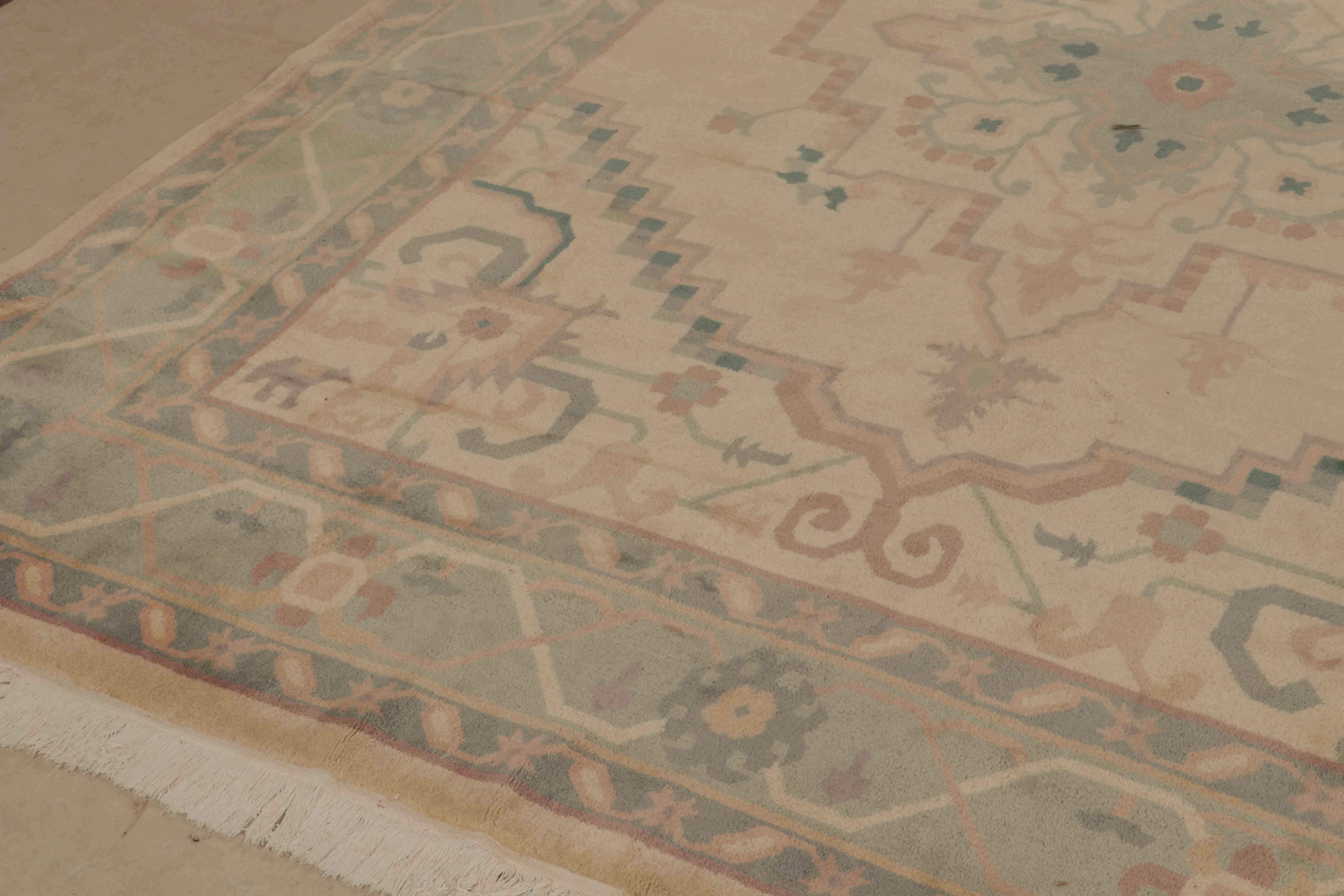 Rug & Kilim's Persischer Serapi Stil Teppich in Beige mit blauem Medaillon-Muster im Zustand „Neu“ im Angebot in Long Island City, NY