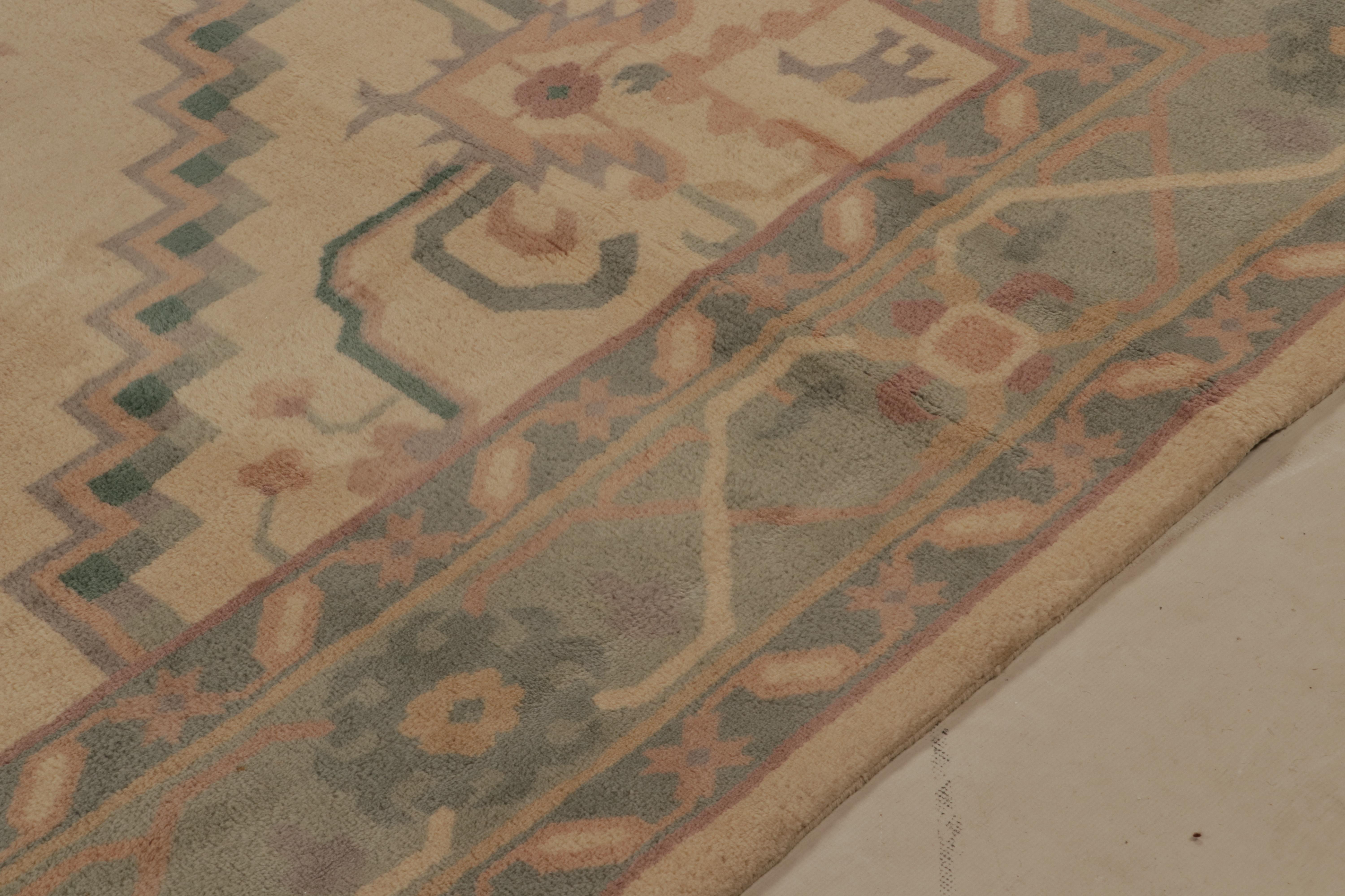 Rug & Kilim's Persischer Serapi Stil Teppich in Beige mit blauem Medaillon-Muster (21. Jahrhundert und zeitgenössisch) im Angebot