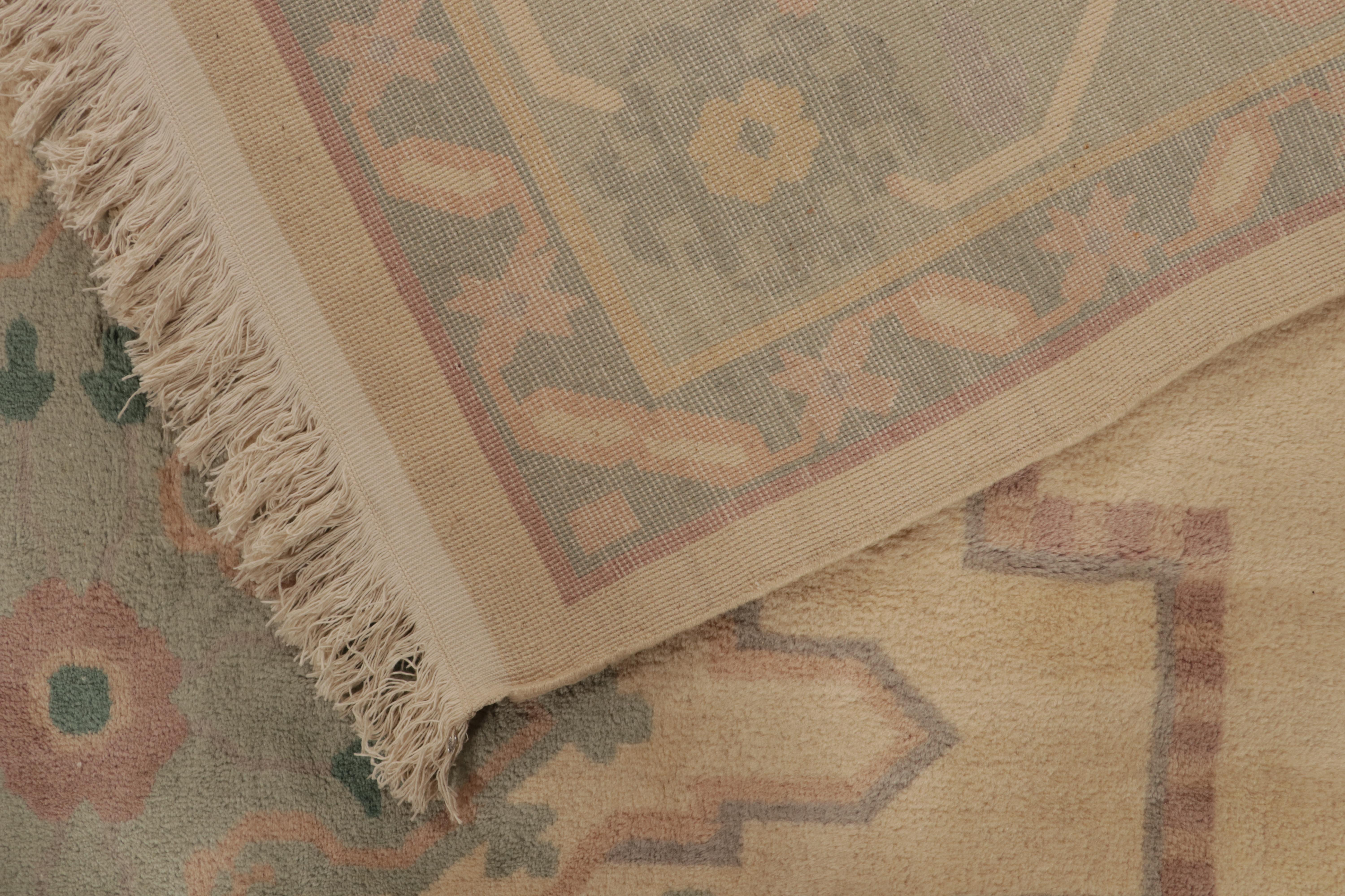 Tappeto persiano in stile Serapi di Rug & Kilim in beige con motivo a medaglioni blu in vendita 1