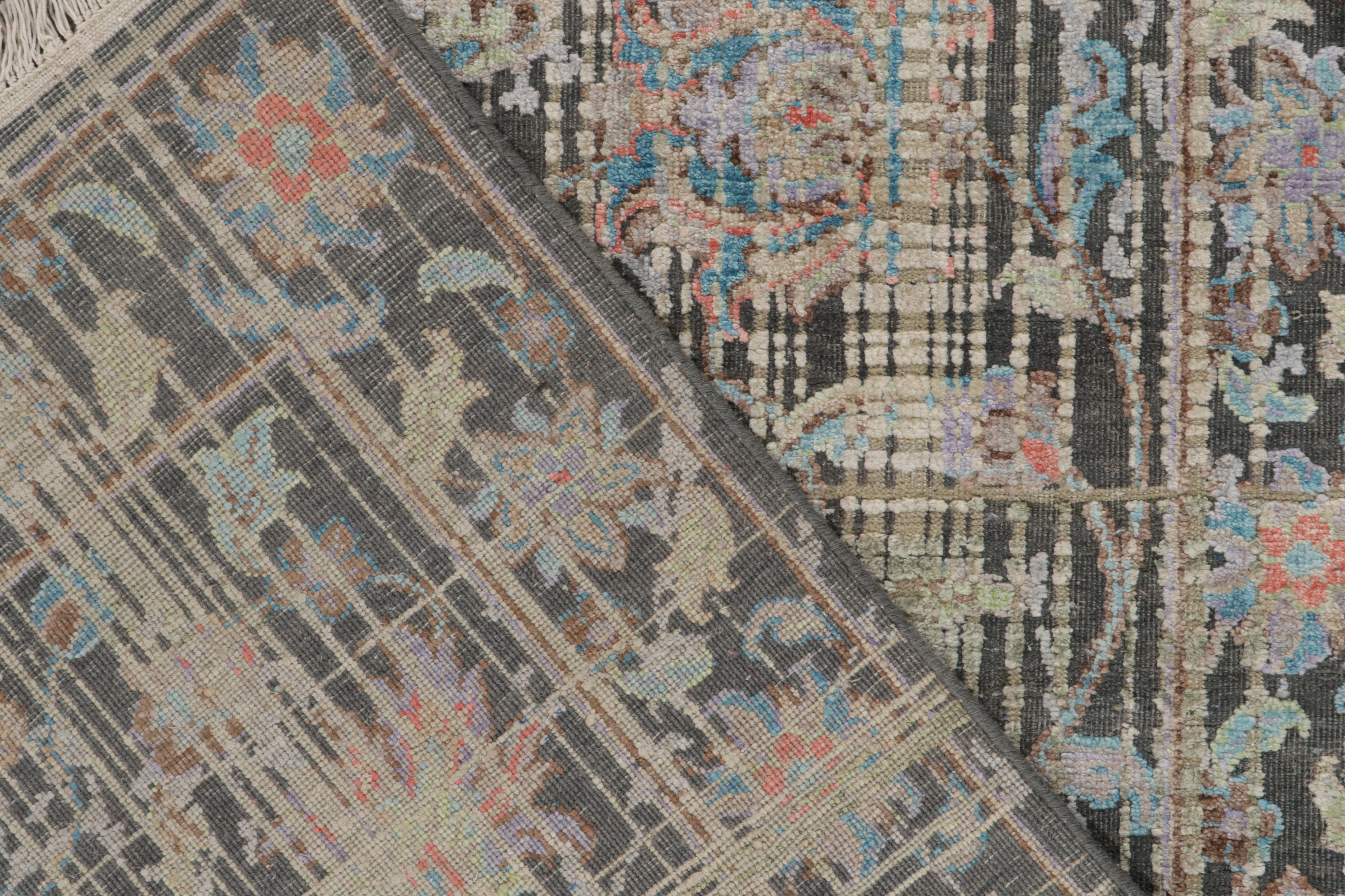 Moderner Teppich im persischen Stil von Teppich & Kilims in Grau mit polychromen Blumenmustern (Wolle) im Angebot