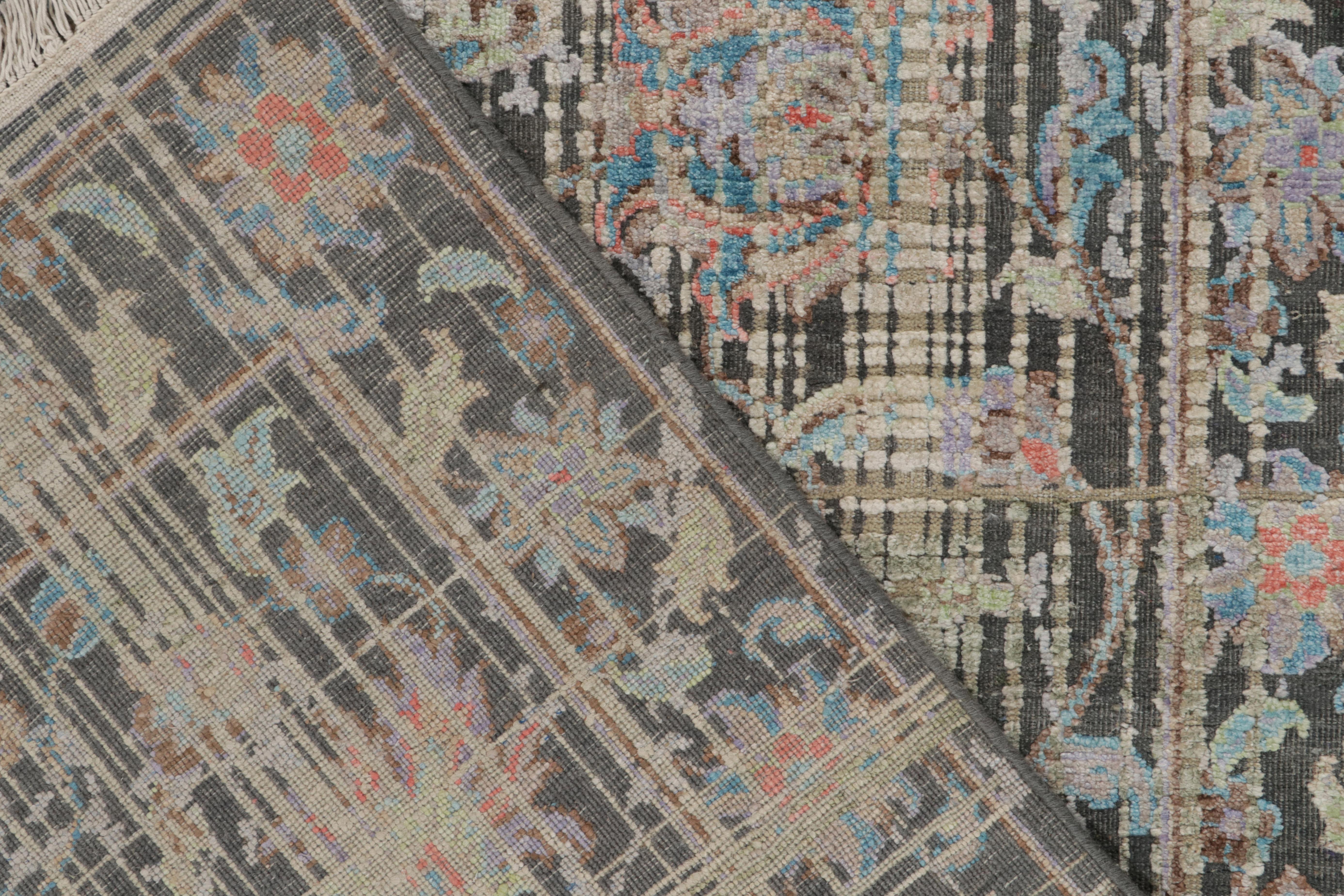 Laine Rug & Kilim's Persian Style Modern Rug in Gray with Polychrome Floral Patterns (tapis moderne de style persan en gris avec motifs floraux polychromes) en vente