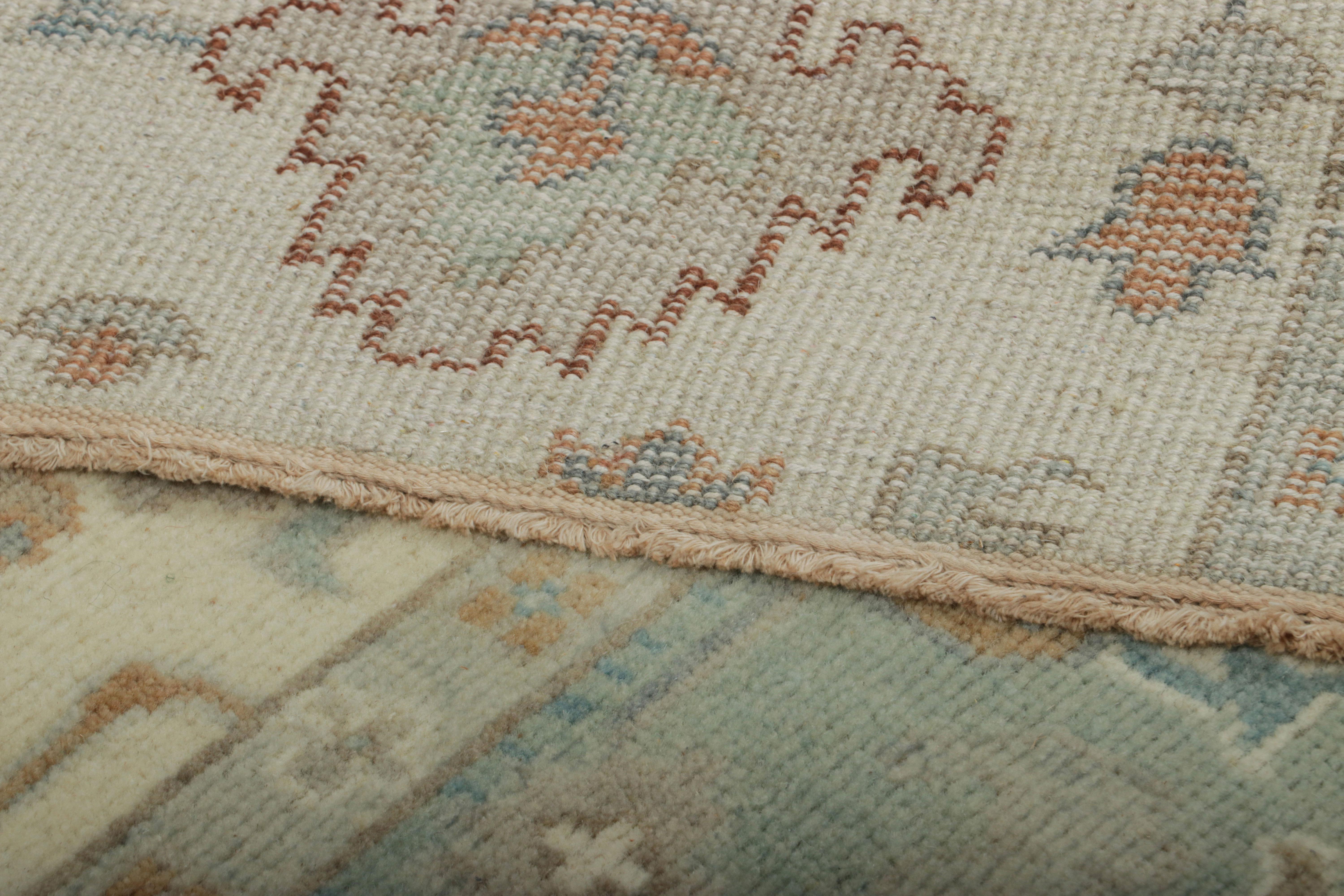 Indien Rug & Kilim's Persian Style Oushak Rug in Blue and Cream with Floral Patterns (tapis de style persan Oushak en bleu et crème avec des motifs floraux) en vente