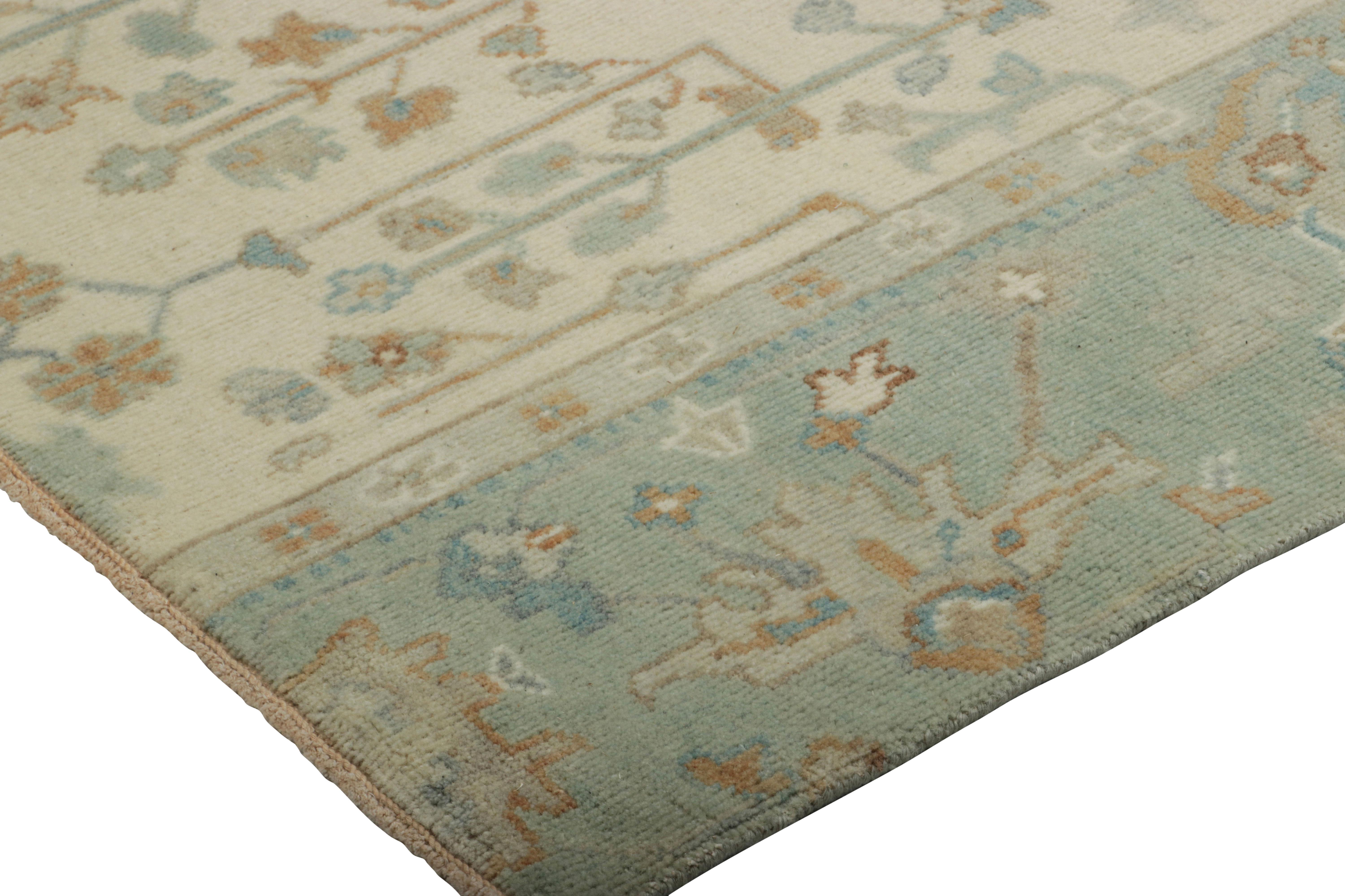 Noué à la main Rug & Kilim's Persian Style Oushak Rug in Blue and Cream with Floral Patterns (tapis de style persan Oushak en bleu et crème avec des motifs floraux) en vente
