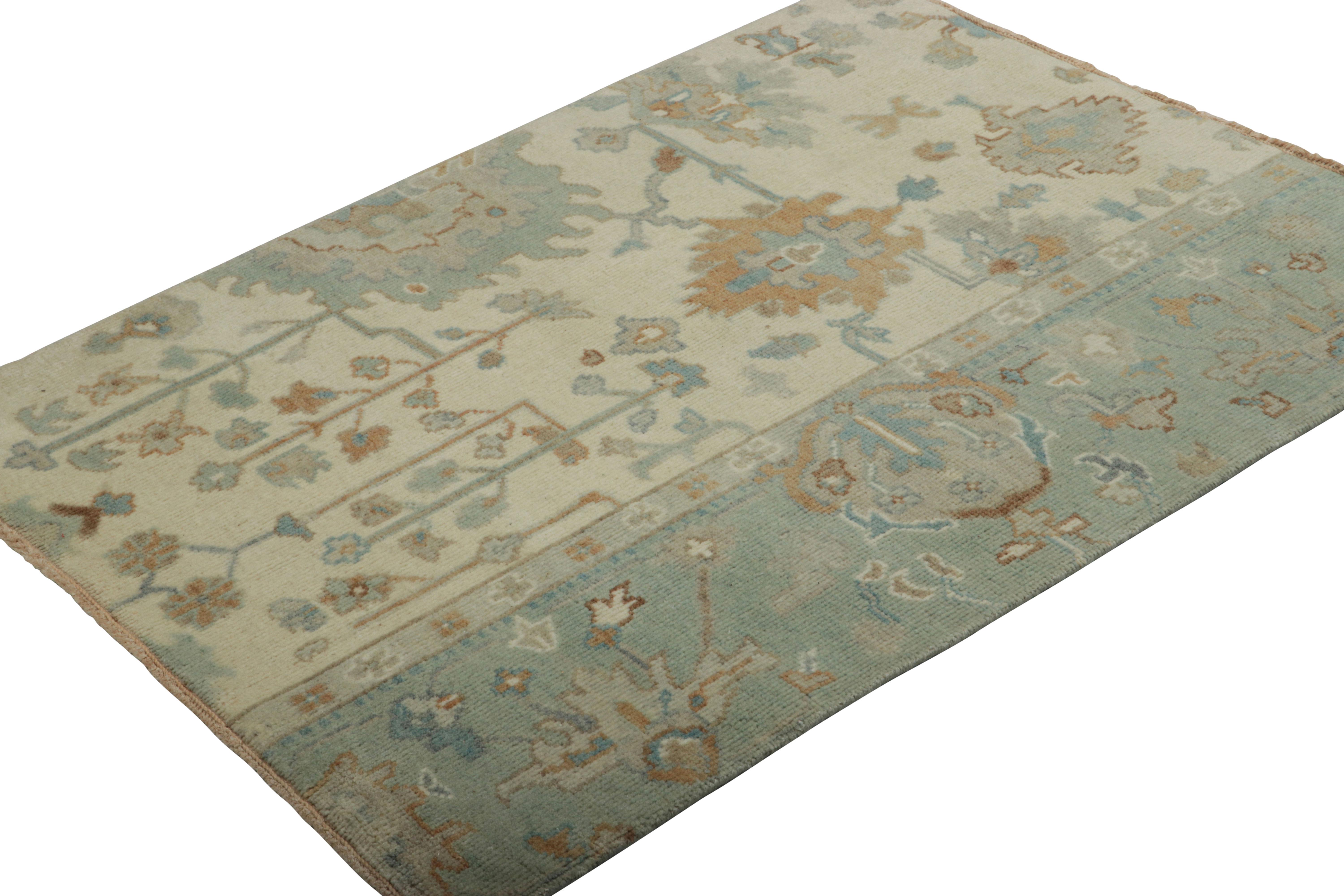 Rug & Kilim's Persian Style Oushak Rug in Blue and Cream with Floral Patterns (tapis de style persan Oushak en bleu et crème avec des motifs floraux) Neuf - En vente à Long Island City, NY