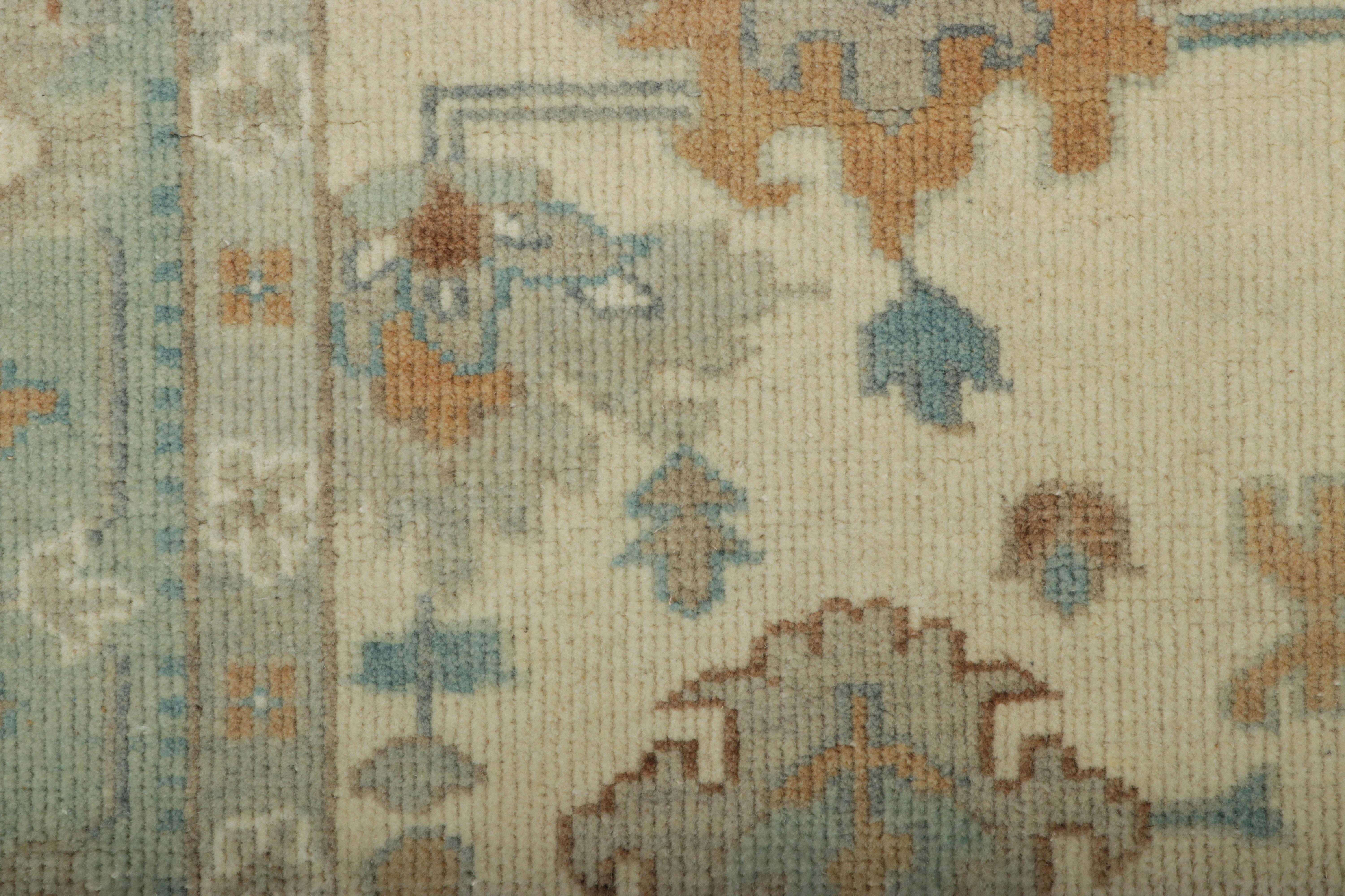 XXIe siècle et contemporain Rug & Kilim's Persian Style Oushak Rug in Blue and Cream with Floral Patterns (tapis de style persan Oushak en bleu et crème avec des motifs floraux) en vente