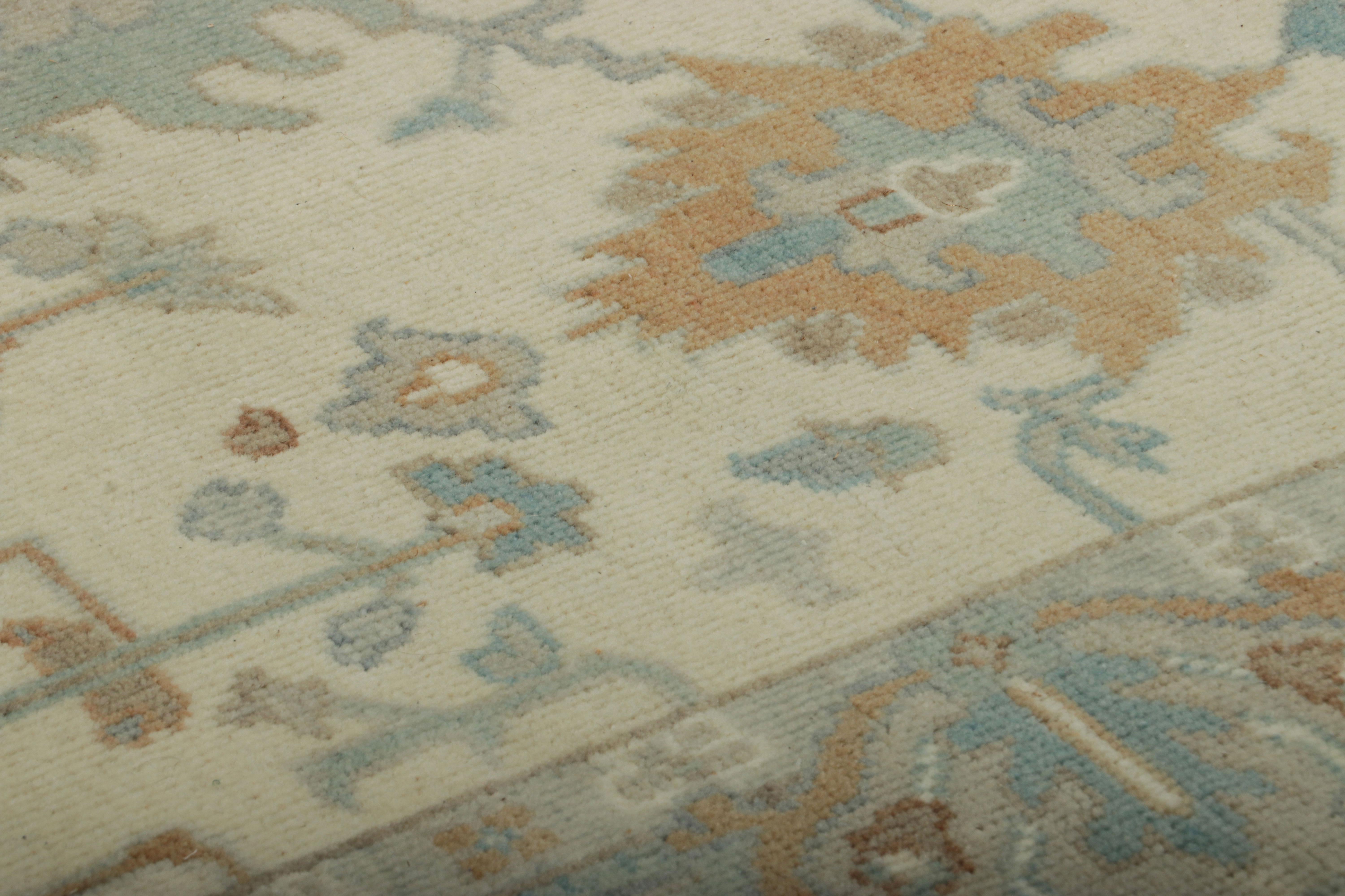Laine Rug & Kilim's Persian Style Oushak Rug in Blue and Cream with Floral Patterns (tapis de style persan Oushak en bleu et crème avec des motifs floraux) en vente