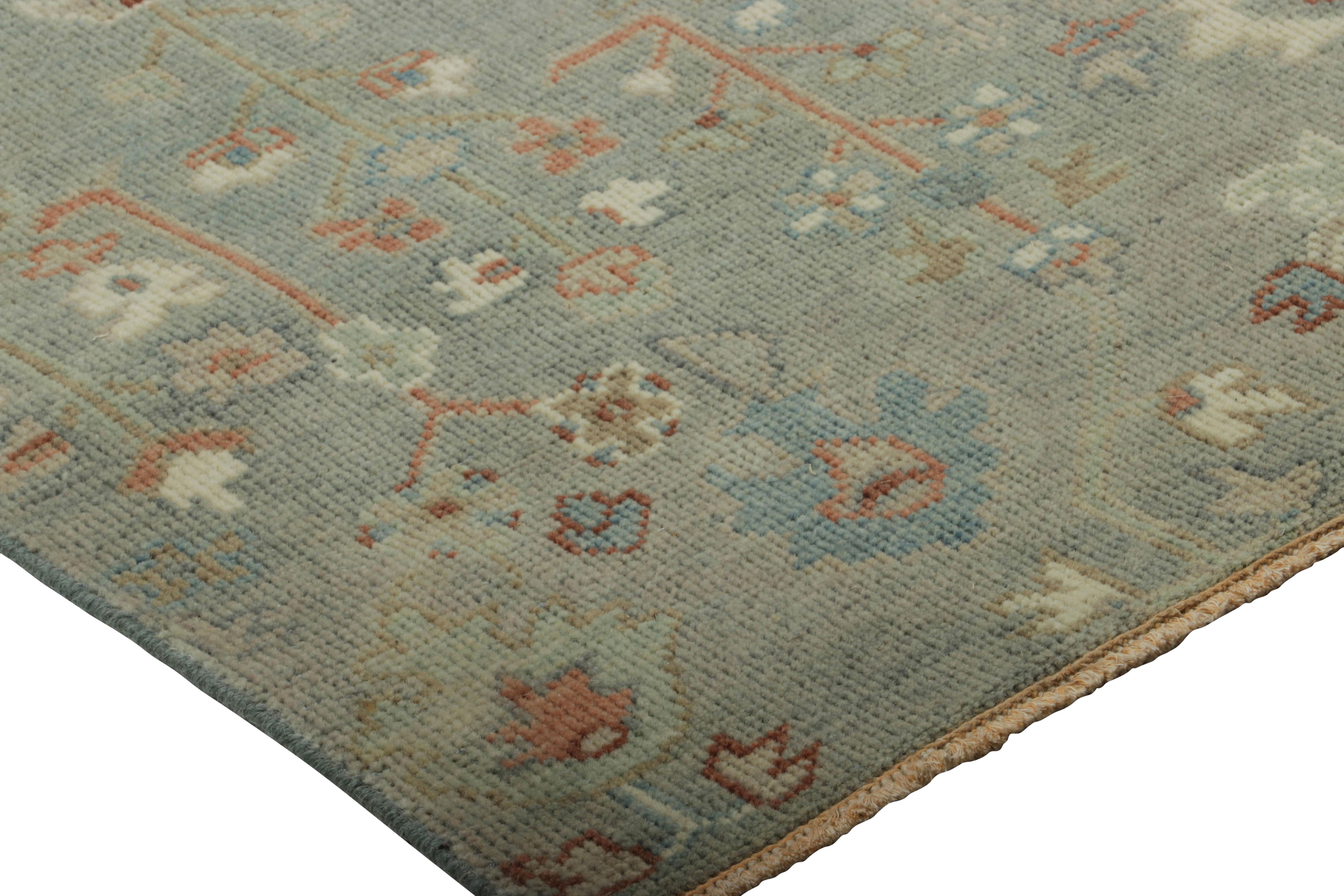 Noué à la main Rug & Kilim's Persian Style Oushak Square Rug in Blue with Floral Patterns (tapis carré de style persan Oushak en bleu avec des motifs floraux) en vente