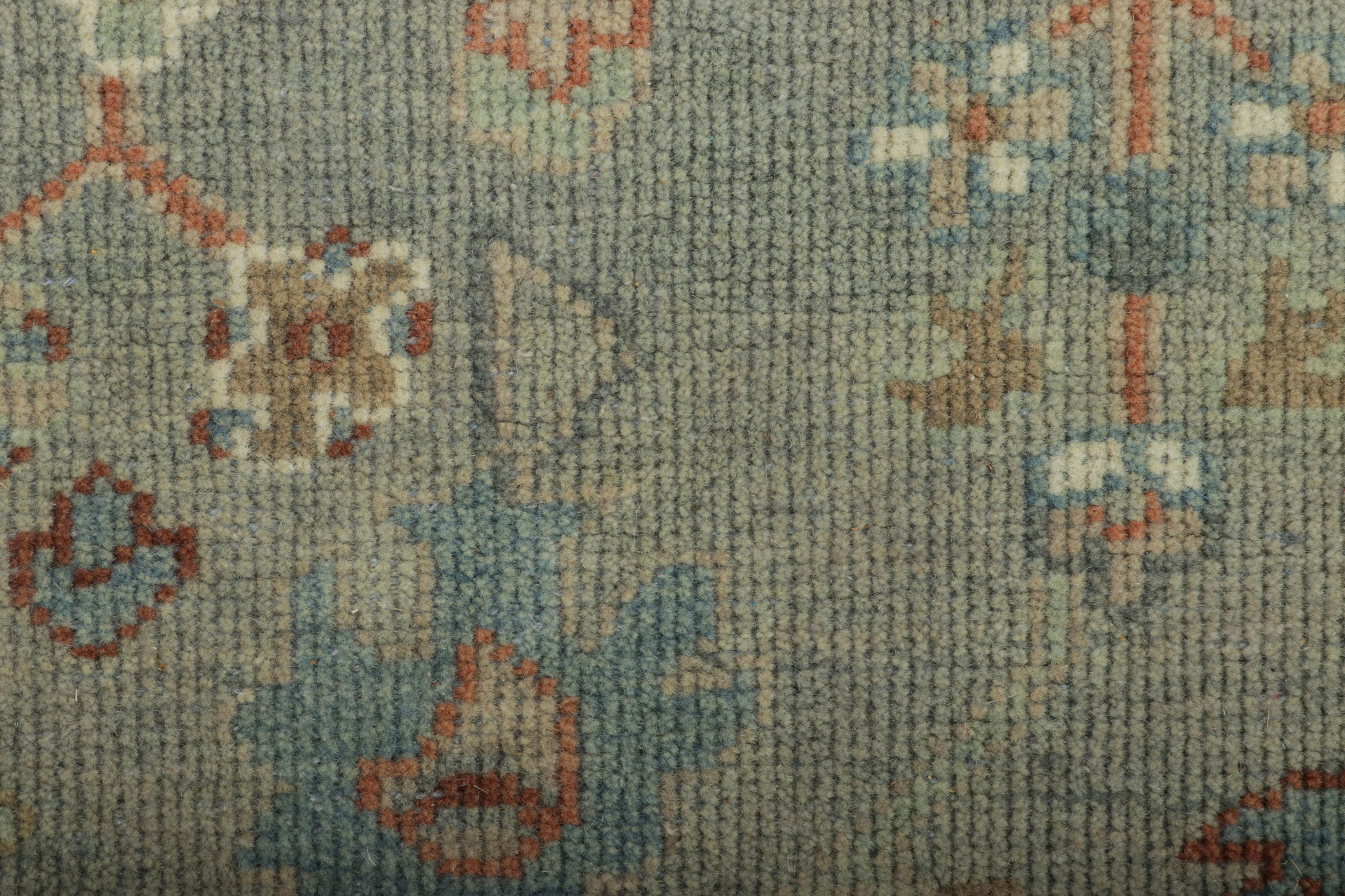 XXIe siècle et contemporain Rug & Kilim's Persian Style Oushak Square Rug in Blue with Floral Patterns (tapis carré de style persan Oushak en bleu avec des motifs floraux) en vente